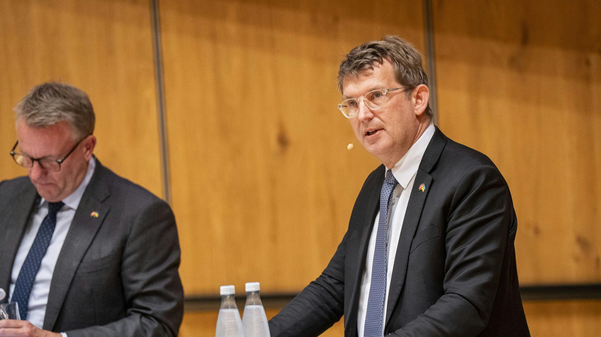 erhvervsminister Morten Bødskov (S), og forsvarsminister Troels Lund Poulsen (V) til pressemøde i Niels Bohr Bygningen om ny kæmpe kvante-satsning som åbner i Danmark torsdag den 2. oktober 2025.. (Foto: Sebastian Elias Uth/Ritzau Scanpix)