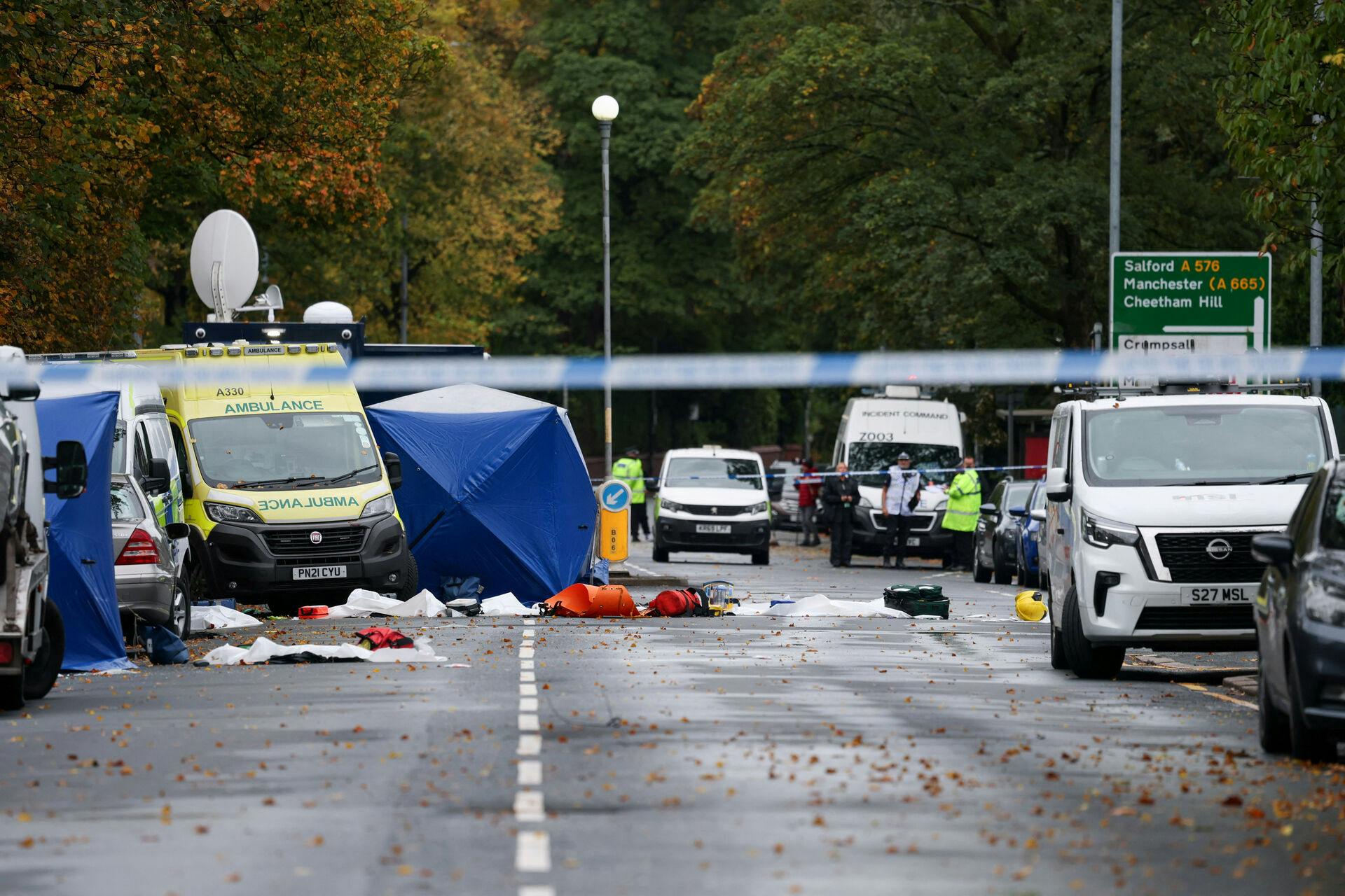 Flere folk blev dræbt foran en synagoge i Manchester, og nu viser det sig, at en civil blev ramt af politiets skud.
