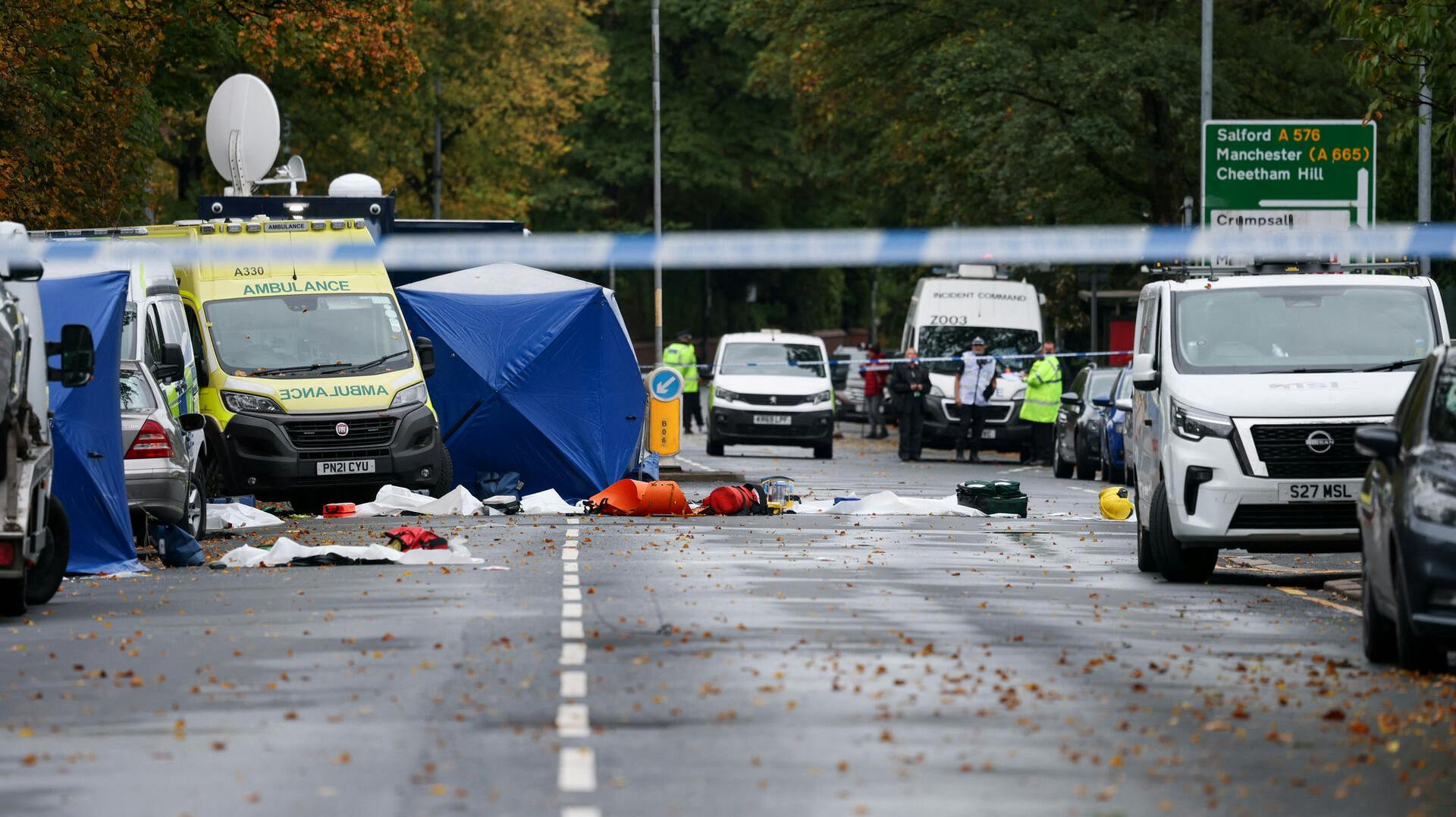 Flere folk blev dræbt foran en synagoge i Manchester, og nu viser det sig, at en civil blev ramt af politiets skud.