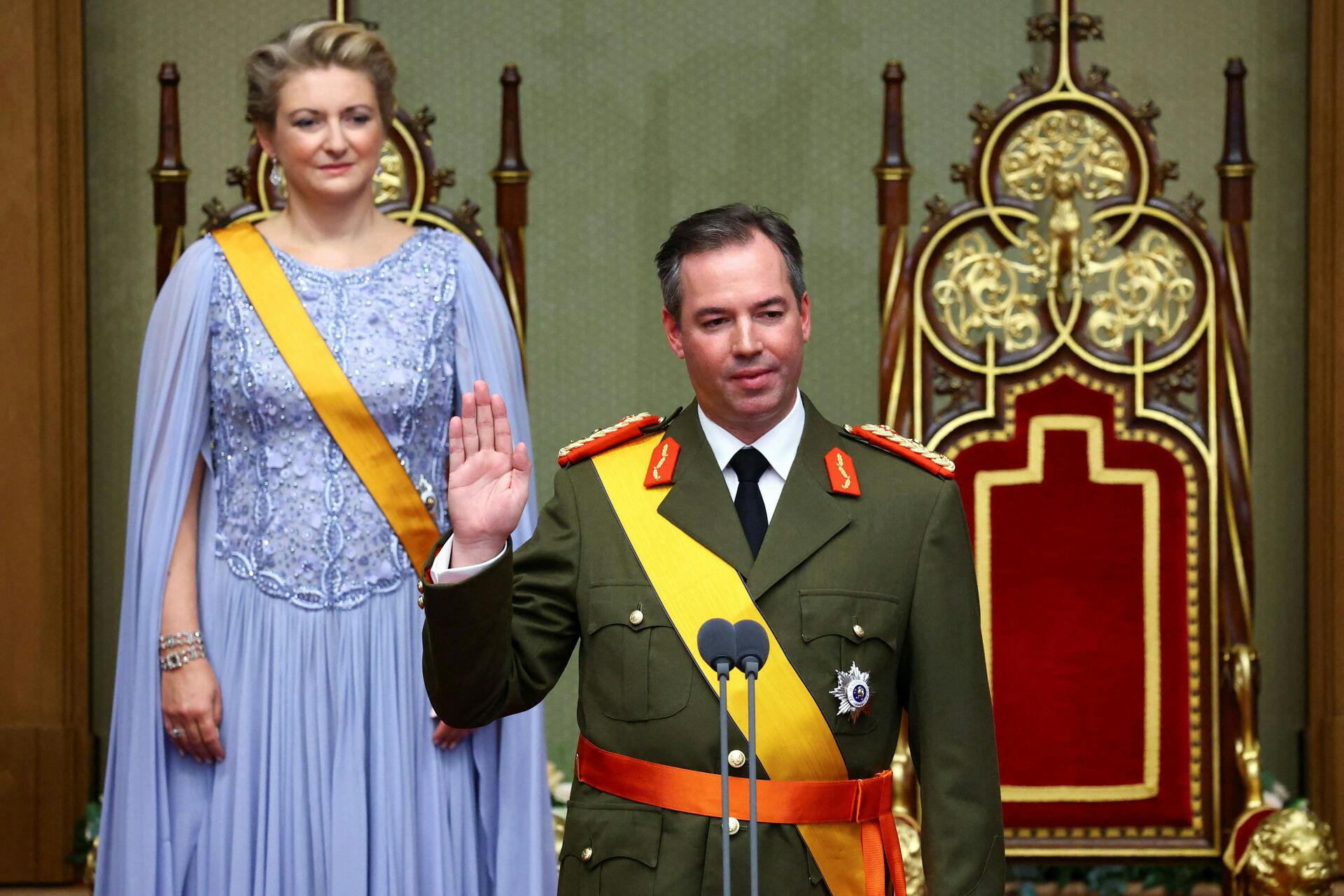 Guillaume af Luxembourg tages i ed som landets nye storhertug, efter hans far, Henri, officielt er trådt tilbage fra tronen.
