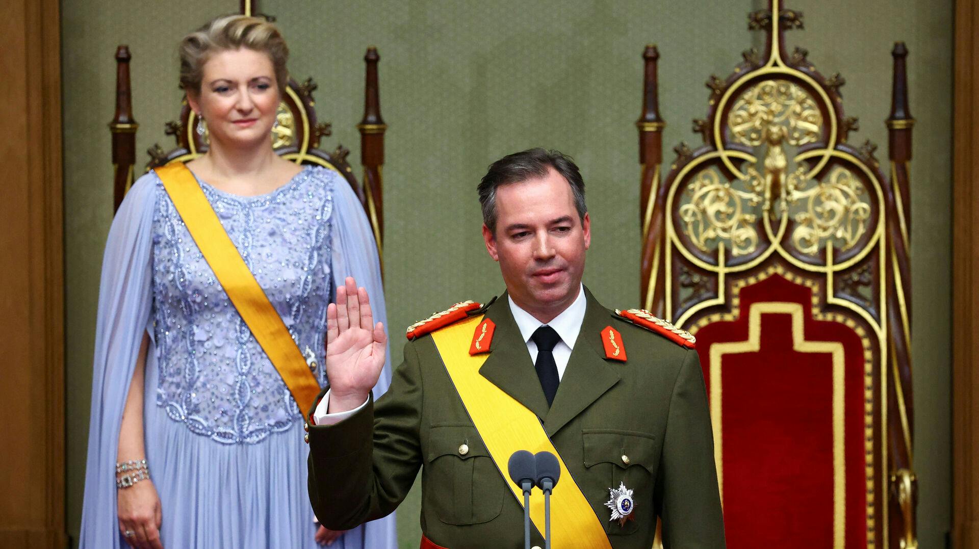 Guillaume af Luxembourg tages i ed som landets nye storhertug, efter hans far, Henri, officielt er trådt tilbage fra tronen.