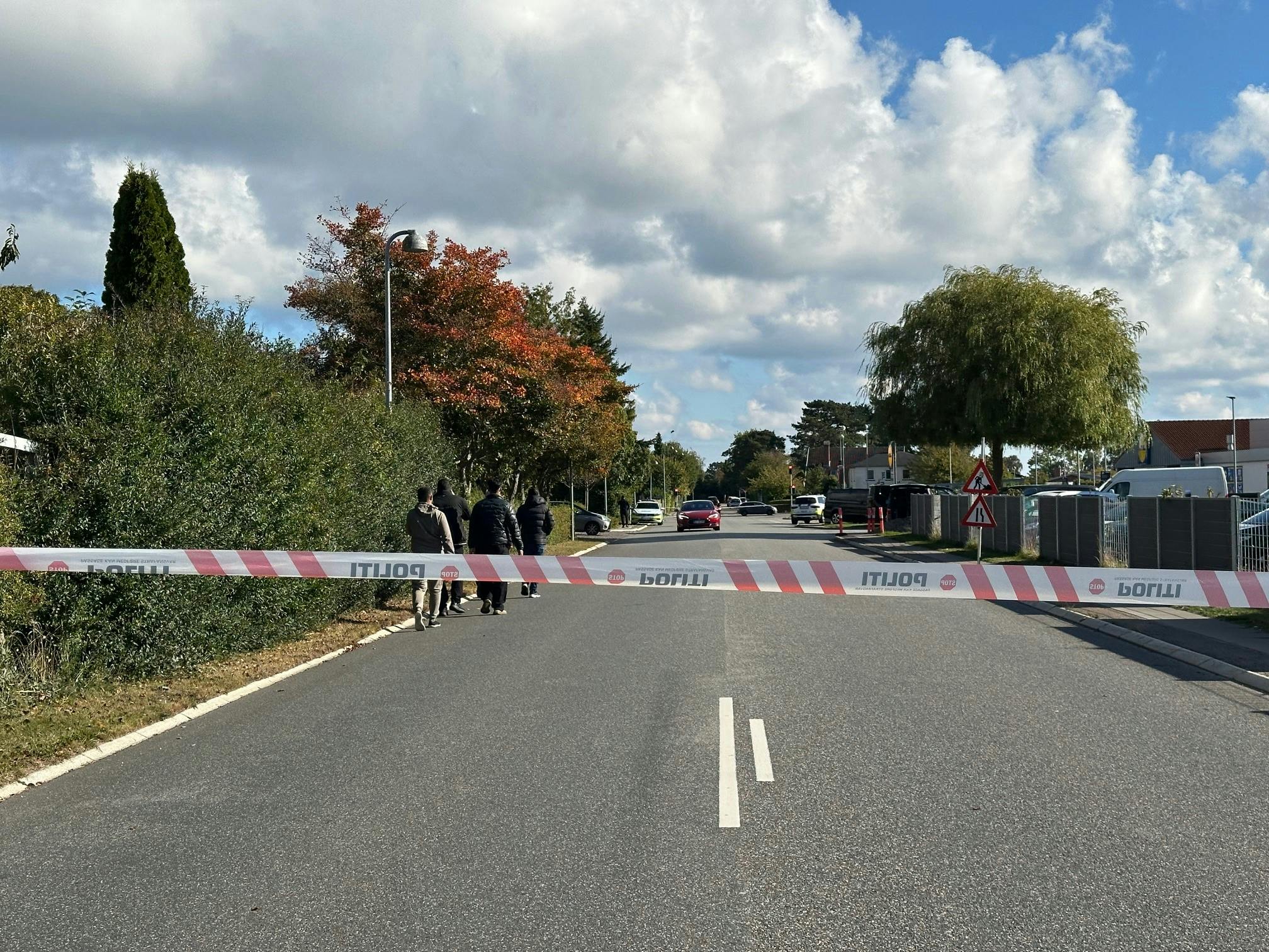 Politiet er massivt til stede ved Industriskellet i Ishøj, hvor en mand fredag er blevet ramt af skud.