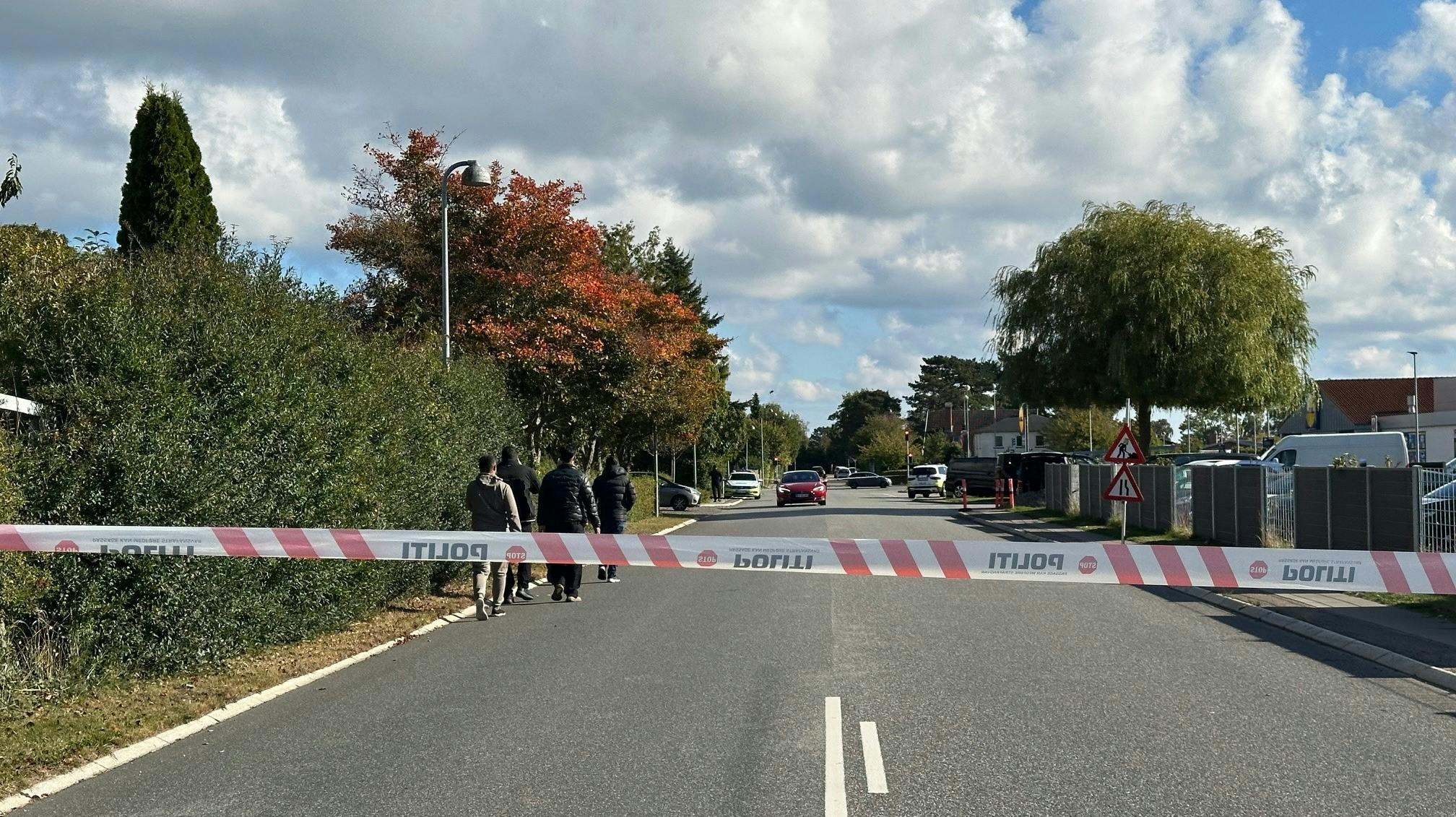 Politiet er massivt til stede ved Industriskellet i Ishøj, hvor en mand fredag er blevet ramt af skud.