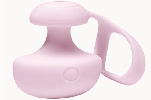 En lille vandtæt fingervibrator gør smertehelvedet til en nydelsesfyldt totaloplevelse. Eller noget.