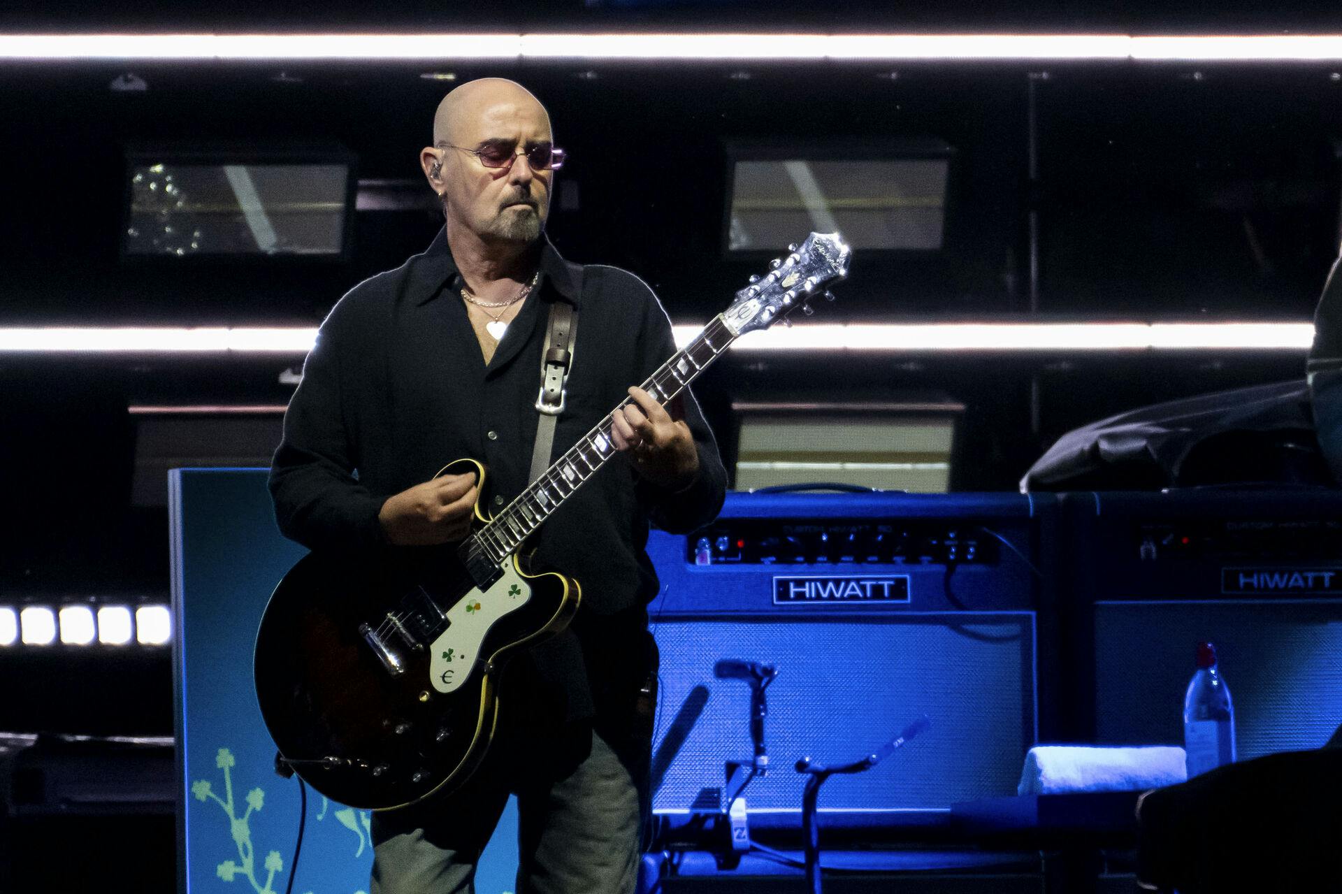 Paul "Bonehead" Arthurs melder afbud til de kommende Oasis-koncerter. Guitaristen blev tidligere på året ramt af prostatakræft.