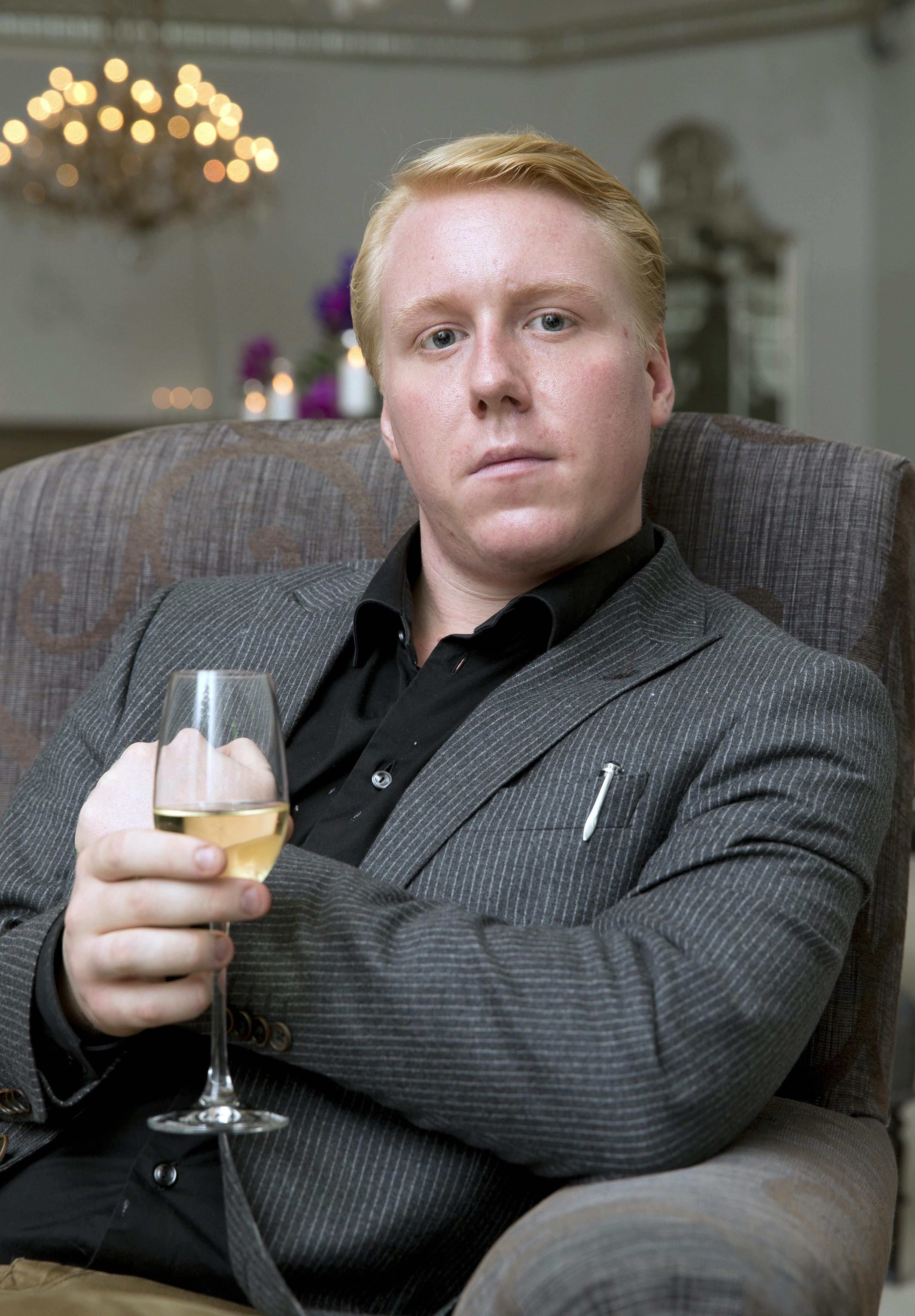 I sommer fortalte champagnedrengen, at han var blevet single. Men blot tre uger efter bruddet fandt han sammen med eksen igen. Det fortæller Mads Dinesen nu på Facebook.
