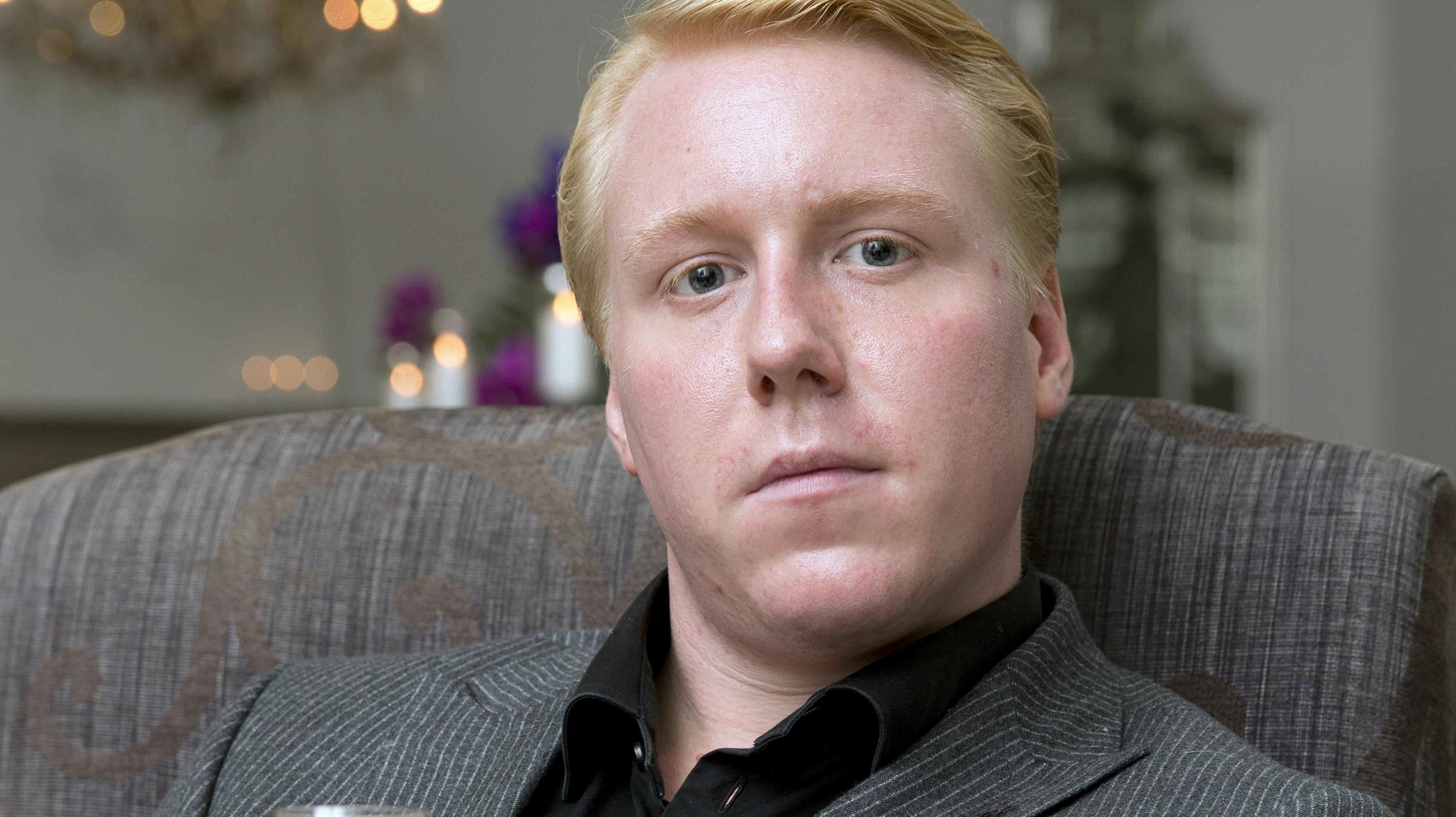 I sommer fortalte champagnedrengen, at han var blevet single. Men blot tre uger efter bruddet fandt han sammen med eksen igen. Det fortæller Mads Dinesen nu på Facebook.