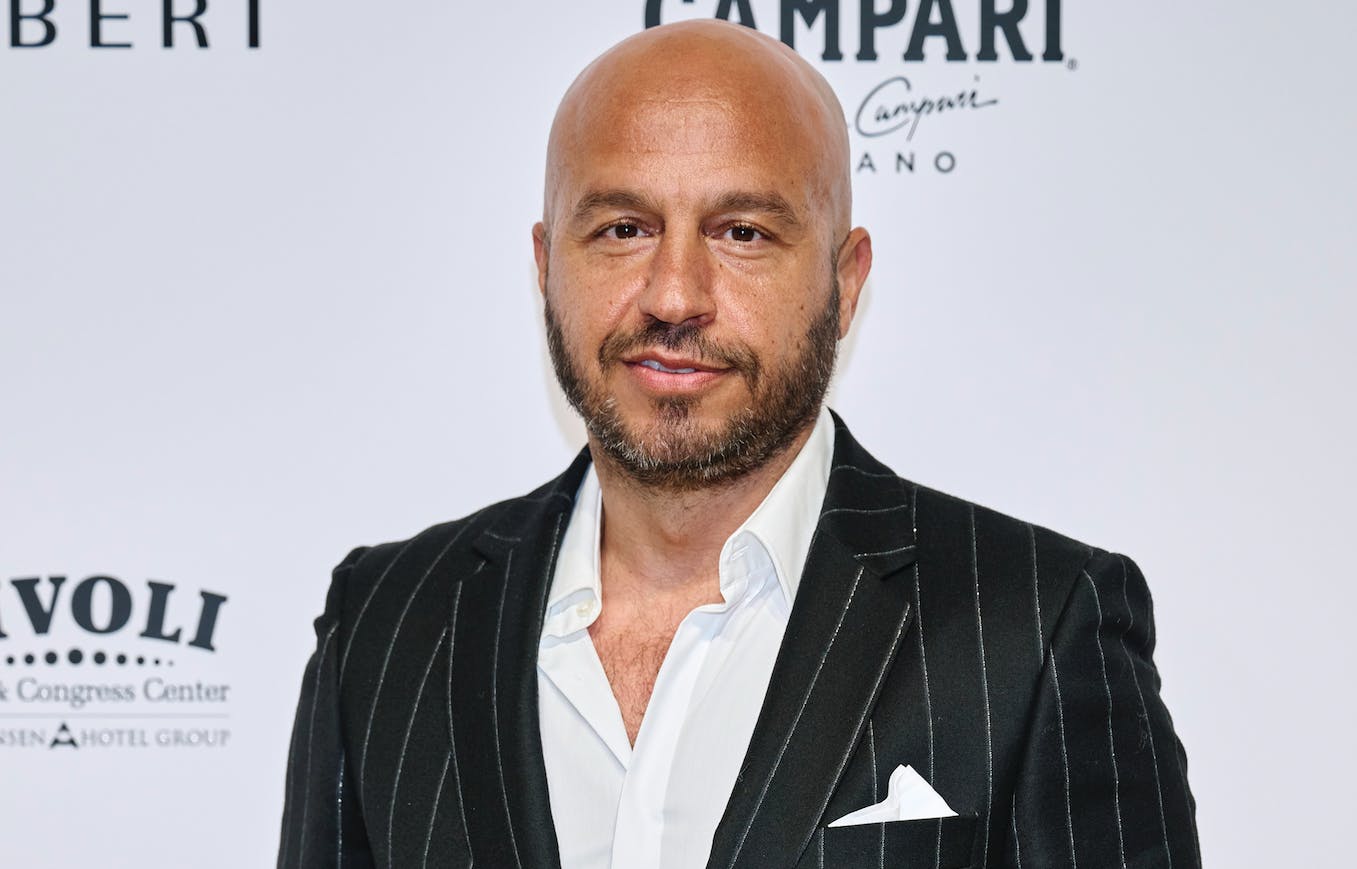 Dar Salim er landet i en regulær krig med instruktøren bag film hans kommende film, og nu tager han bladet fra munden.