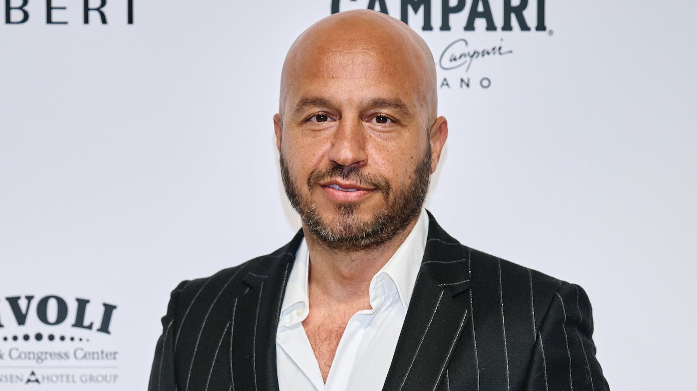 Dar Salim er landet i en regulær krig med instruktøren bag film hans kommende film, og nu tager han bladet fra munden.