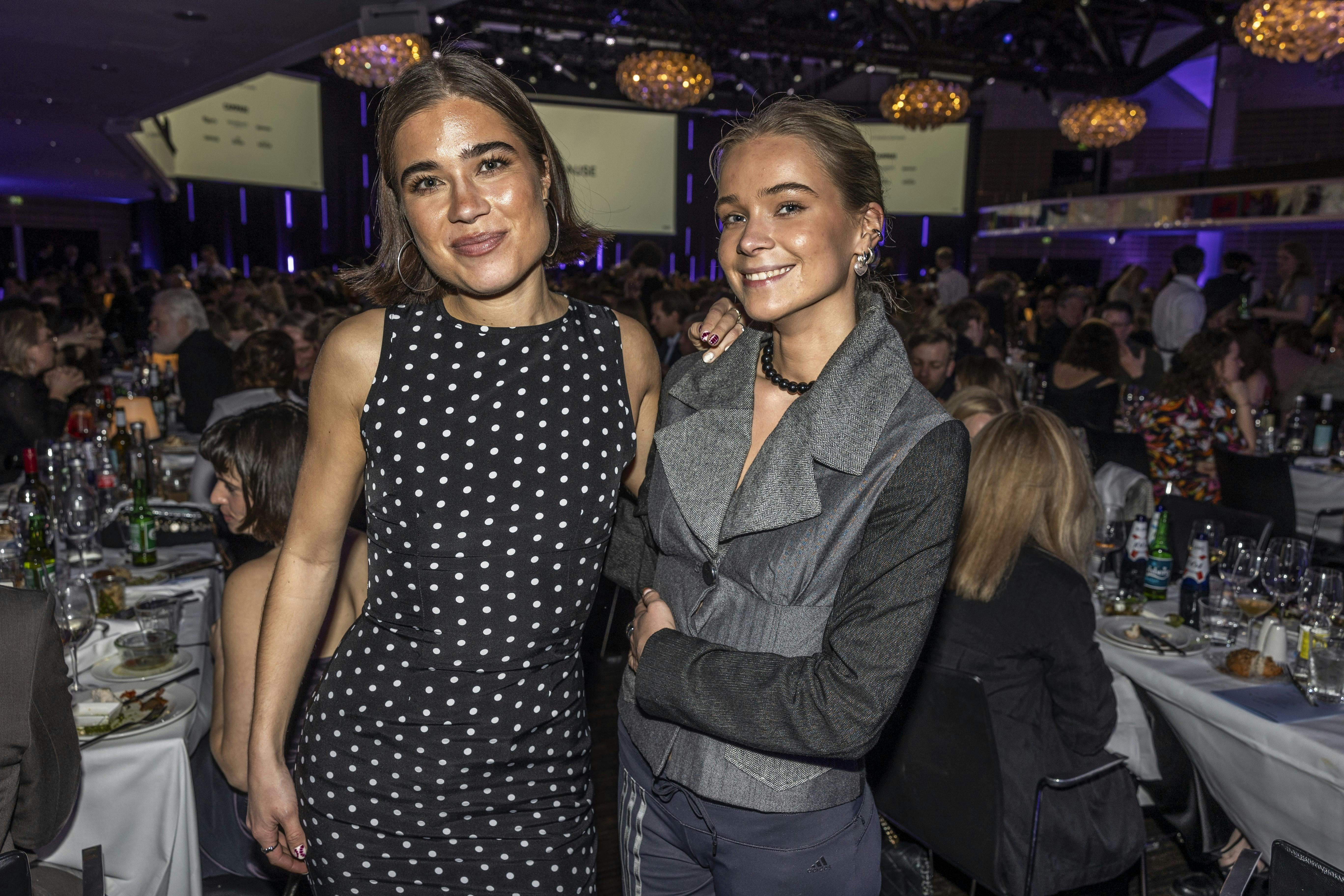 Det har ikke kun været positivt at have to kendte forældre. Det fortæller Filippa og Safina Coster-Waldau i TV 2-programmet "Insider".
