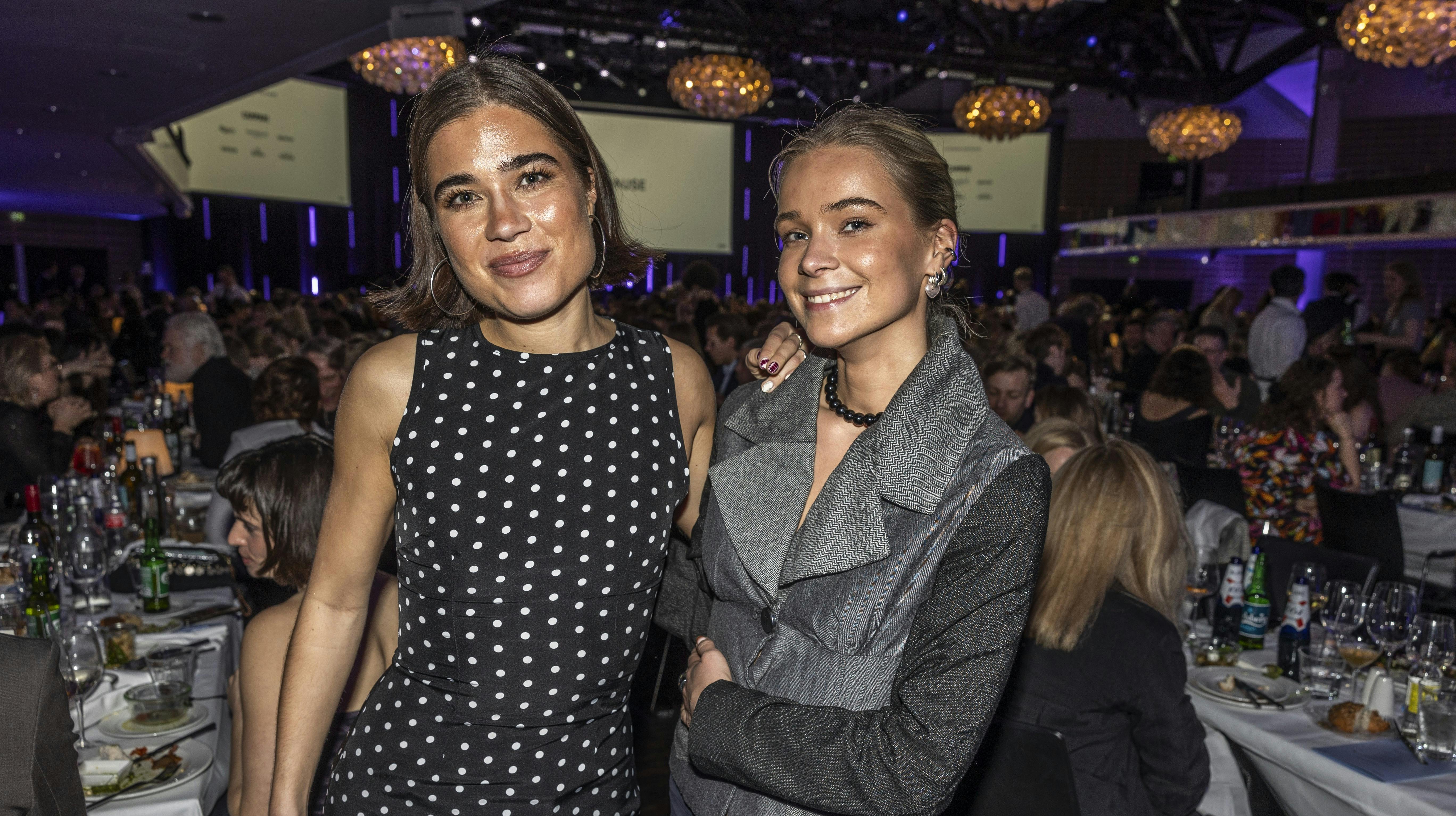 Det har ikke kun været positivt at have to kendte forældre. Det fortæller Filippa og Safina Coster-Waldau i TV 2-programmet "Insider".