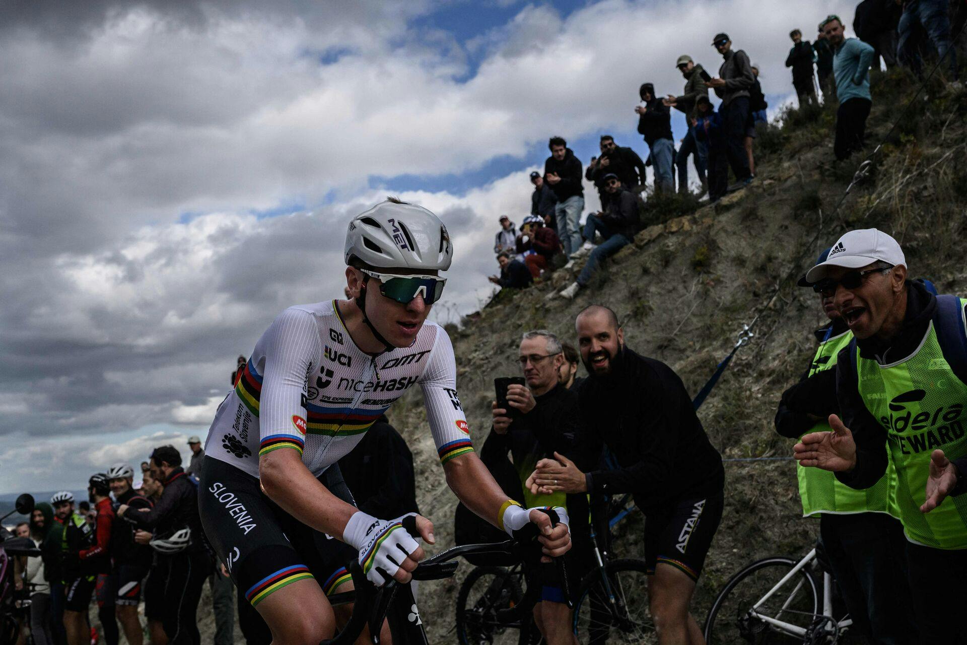 Tadej Pogacar vinder linjeløbet ved EM.