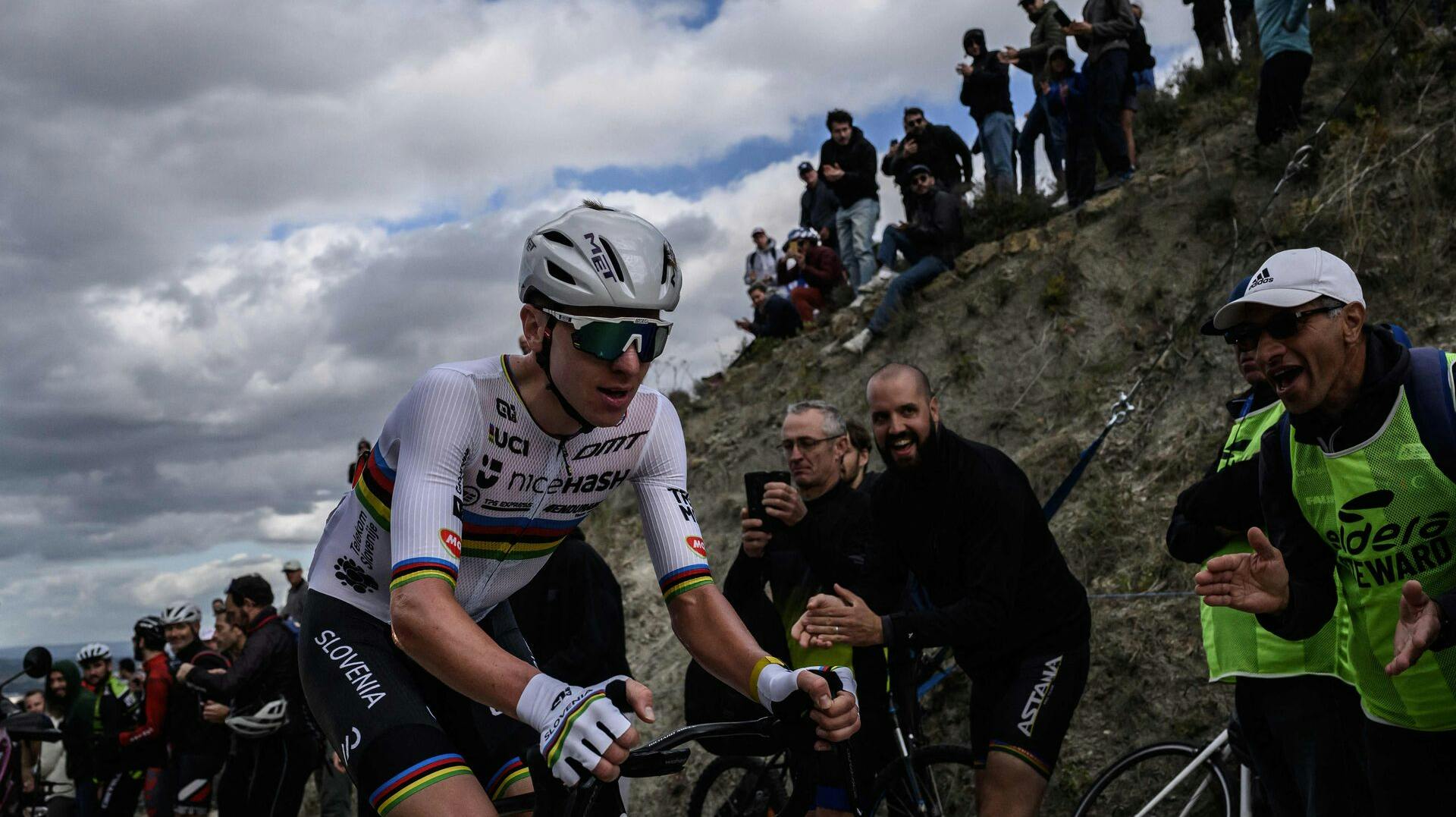 Tadej Pogacar vinder linjeløbet ved EM.