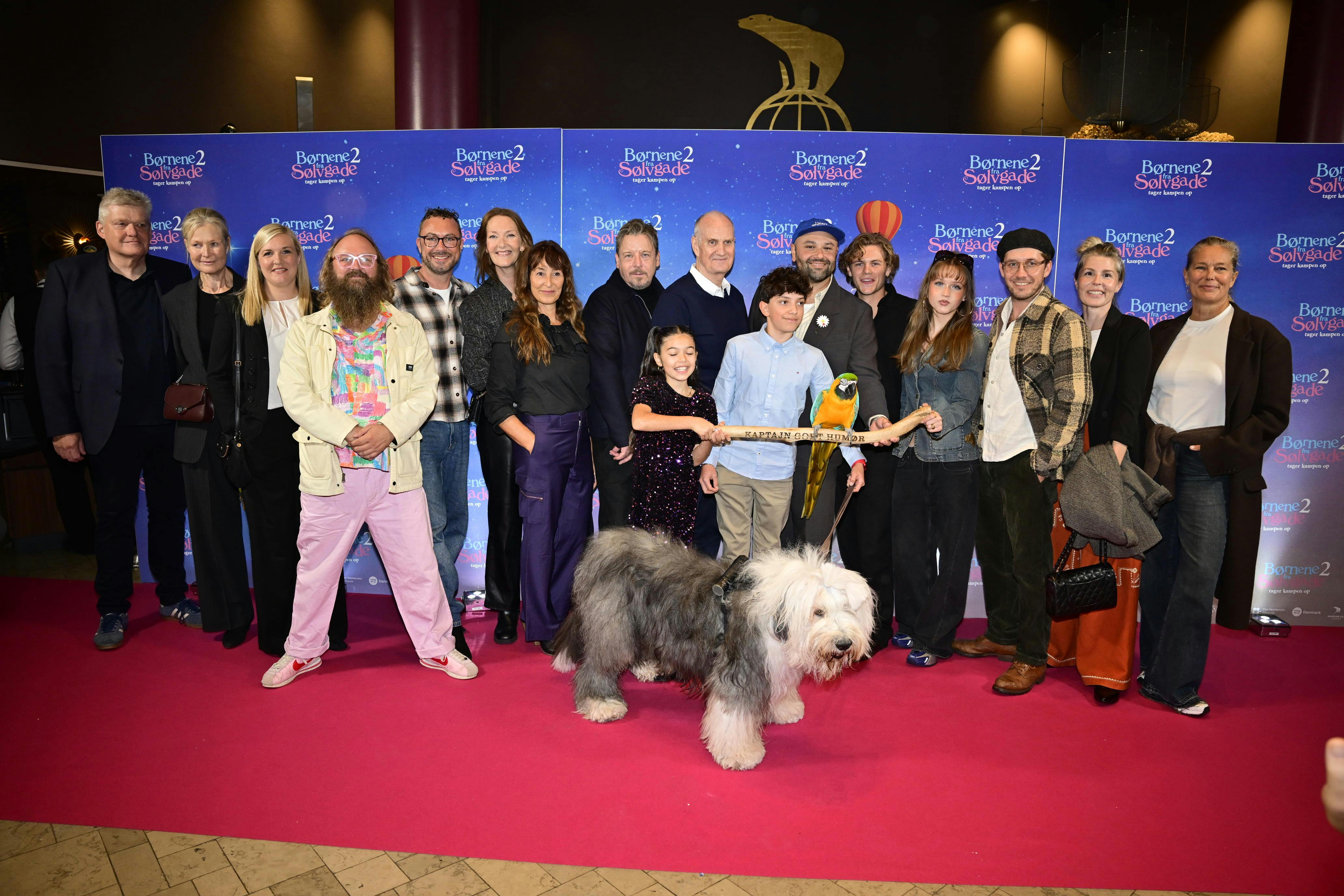 Papegøjen og hunden er så vigtig en del af filmen "Børnene fra Sølvgade 2", at de selvfølgelig blev placeret forrest på gruppebilledet.