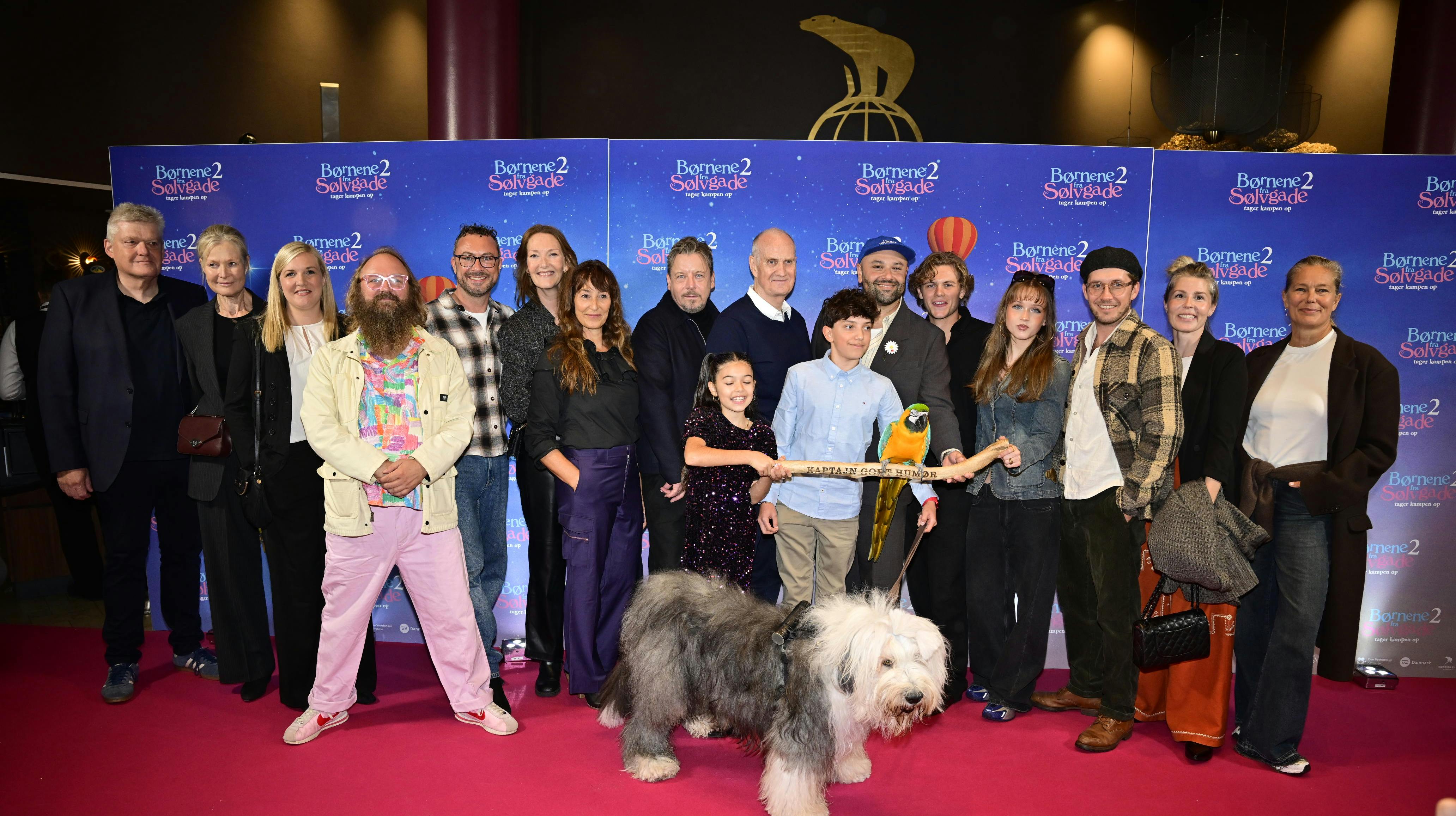 Papegøjen og hunden er så vigtig en del af filmen "Børnene fra Sølvgade 2", at de selvfølgelig blev placeret forrest på gruppebilledet.
