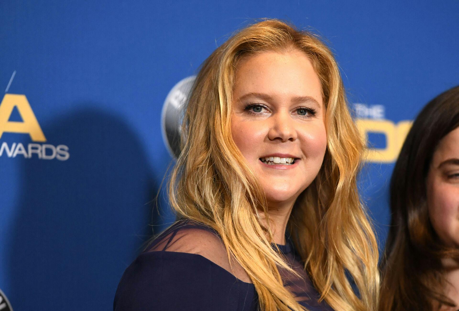 Actress Amy Schumer poses in the press room at the 2018 DGA Awards at the Beverly Hilton, on February 3, 2018, in Beverly Hills, California. / AFP PHOTO / ROBYN BECK