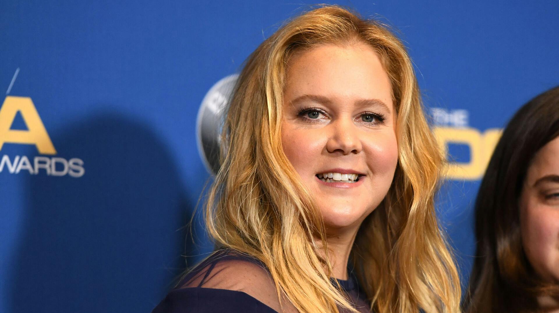 Actress Amy Schumer poses in the press room at the 2018 DGA Awards at the Beverly Hilton, on February 3, 2018, in Beverly Hills, California. / AFP PHOTO / ROBYN BECK