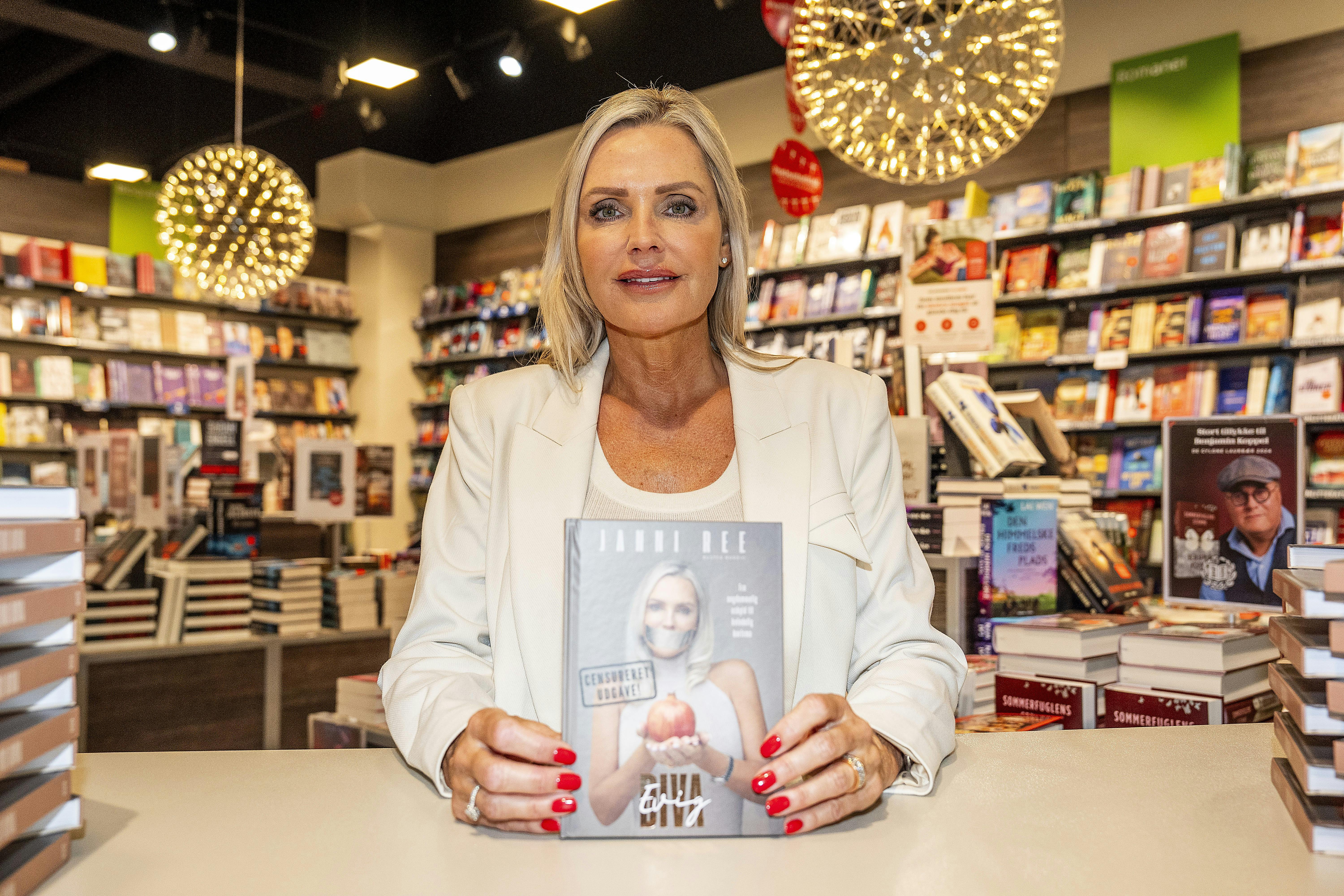Janni Rees originale udgave af "Evig diva" kommer formentlig ikke tilbage på hylderne. I stedet kigger Janni nu fremad og planlægger at skrive en ny bog.&nbsp;