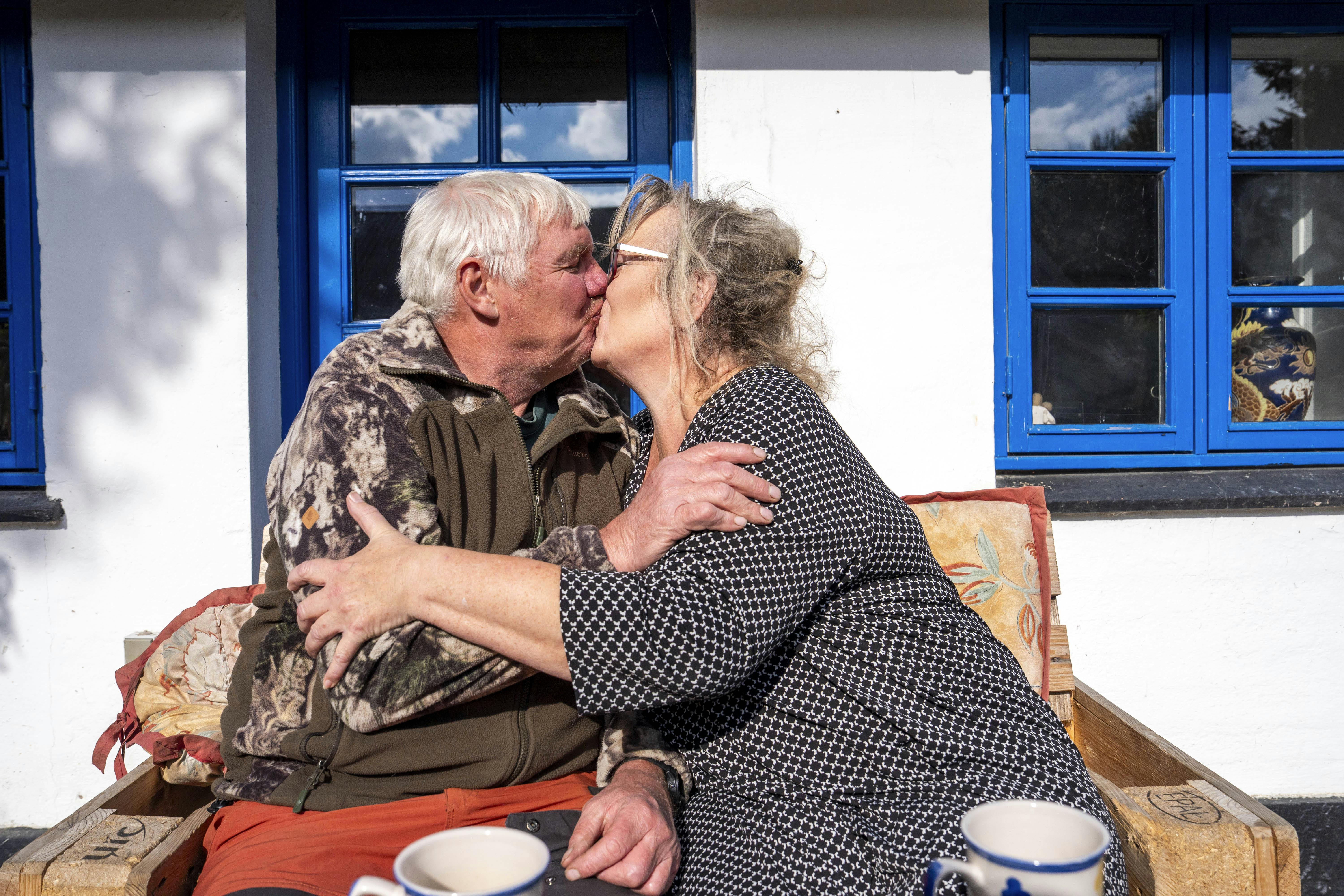 Gitte har været gift før og vil ikke stå hvid brud igen. – Så skal jeg nok være i mørk pink. Det er min yndlingsfarve.