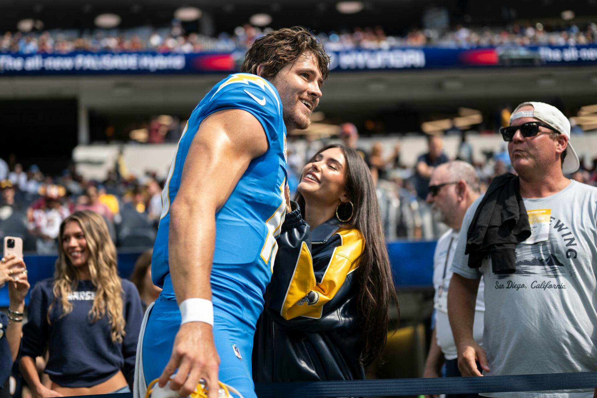 Los Angeles Chargers-stjernen Justin Herbert og sangeren Madison Beer skjuler ikke længere for offentligheden, at de er glade for hinanden. Søndag kyssede de på hinanden, inden Herberts NFL-kamp mod Washington Commanders.
