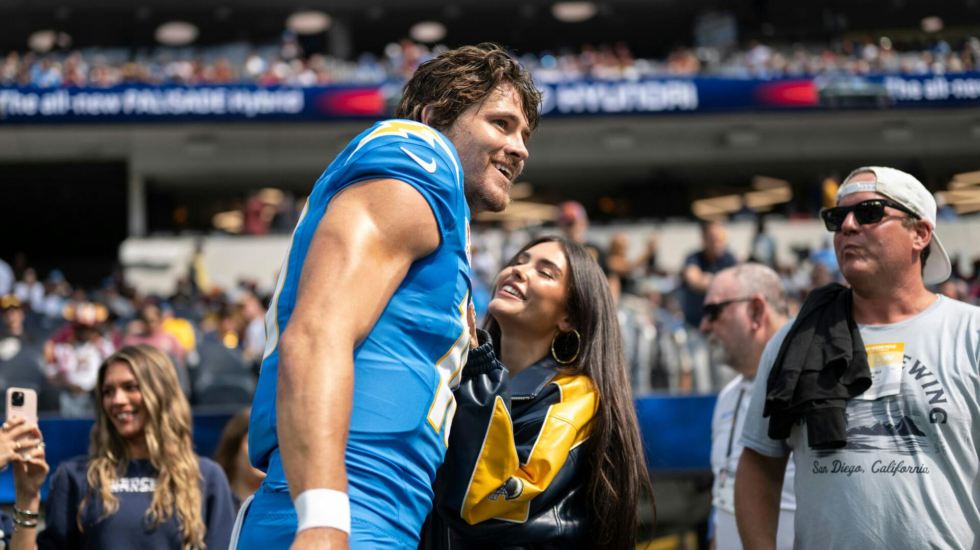 Los Angeles Chargers-stjernen Justin Herbert og sangeren Madison Beer skjuler ikke længere for offentligheden, at de er glade for hinanden. Søndag kyssede de på hinanden, inden Herberts NFL-kamp mod Washington Commanders.