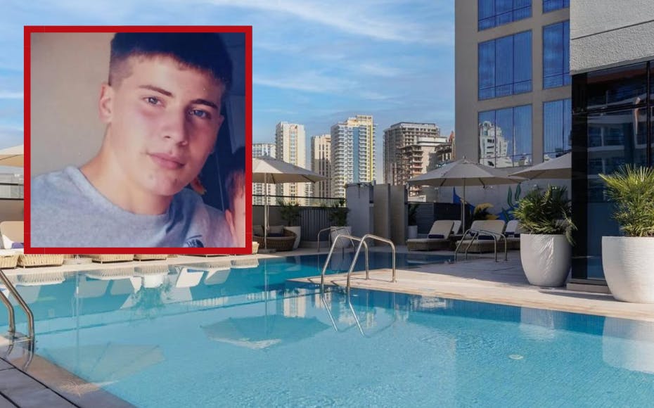 Fire personer er blevet sigtet, efter en 20-årig mand i december sidste år blev fundet død på et hotelværelse i Dubai med et uhyggeligt indhold i sin mave.
