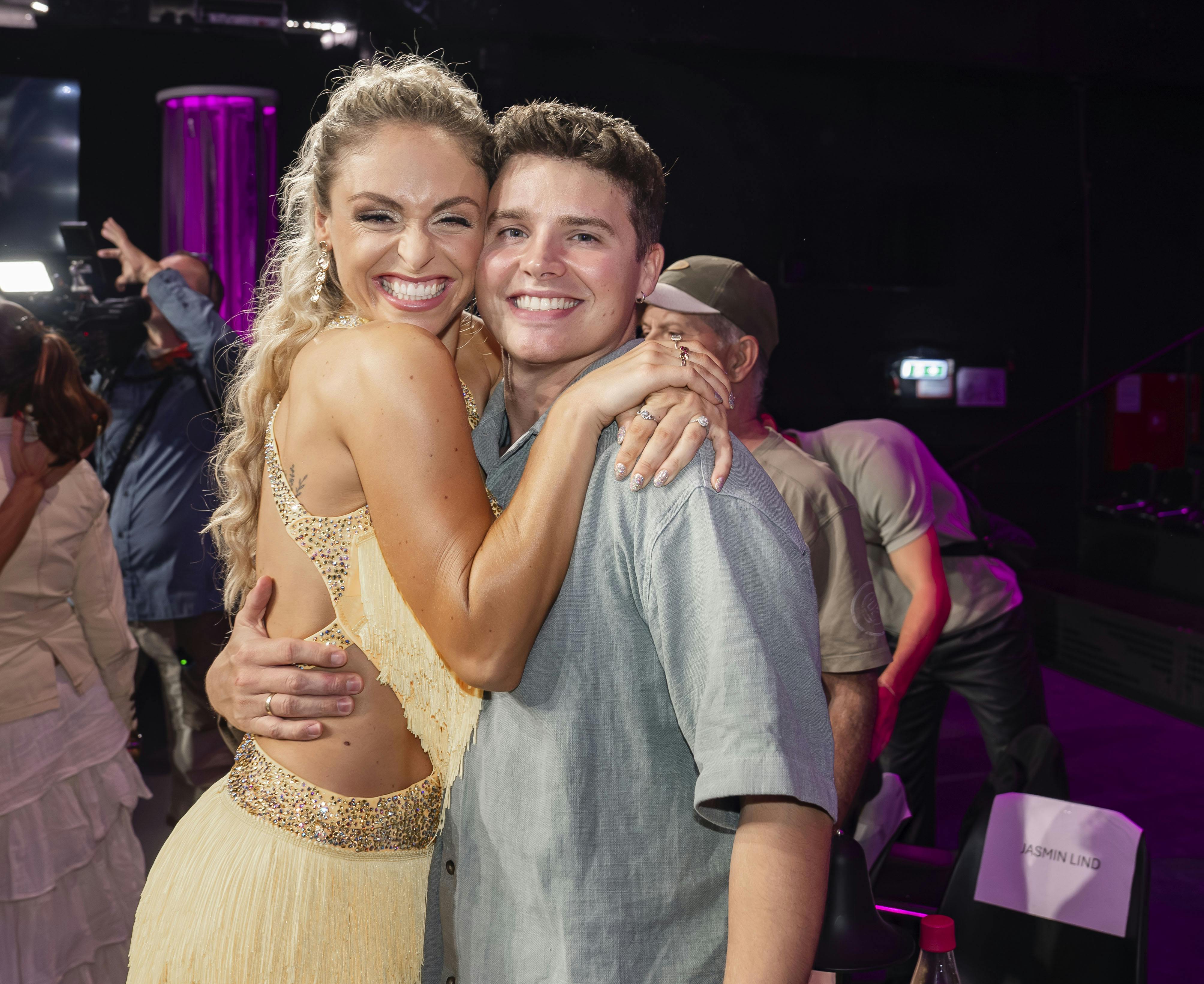 Til de første to liveshows har Mika været klar til at støtte Jasmin Lind. Det samme gjorde han efter en af hendes mange træninger, hvor han overraskede Jas med limousine og luksusdag.