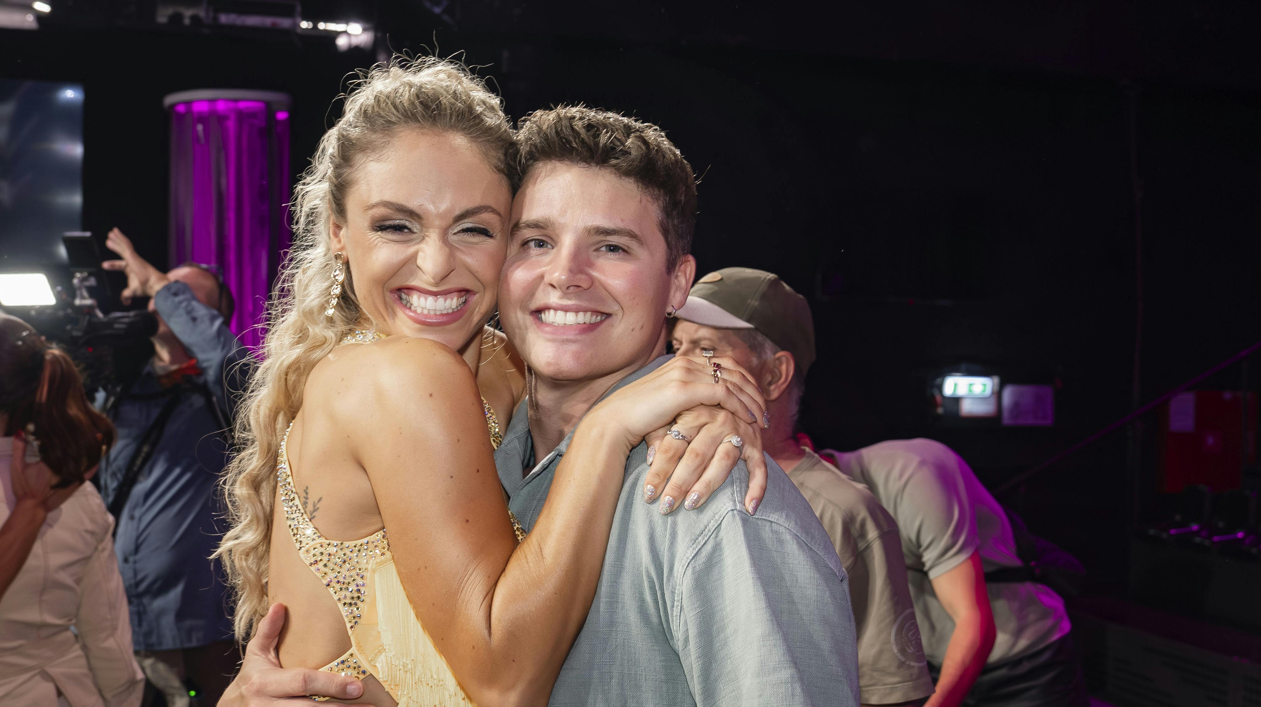Til de første to liveshows har Mika været klar til at støtte Jasmin Lind. Det samme gjorde han efter en af hendes mange træninger, hvor han overraskede Jas med limousine og luksusdag.