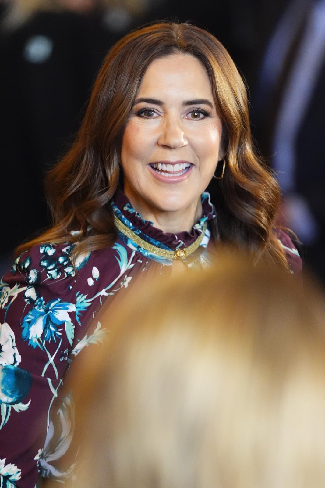 Dronning Mary præsenterer årets julemærke