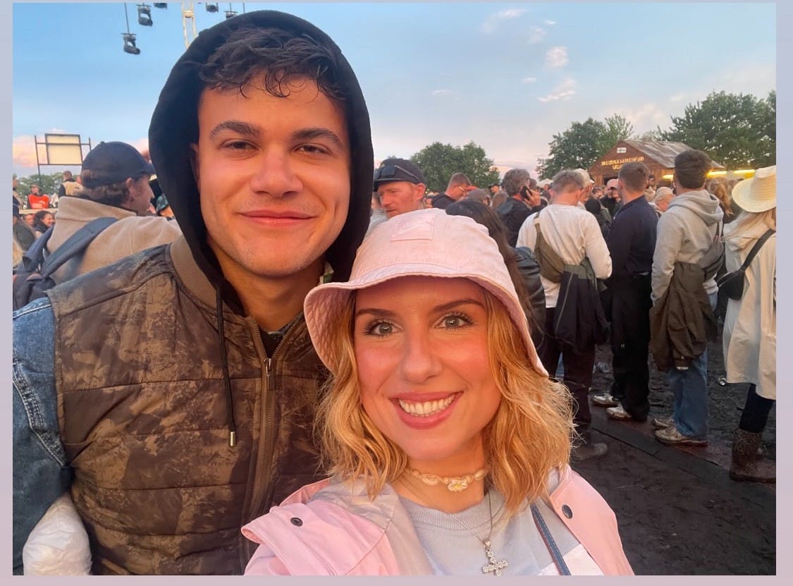 Carlos og Miri-Ann er 21 og 33 år.