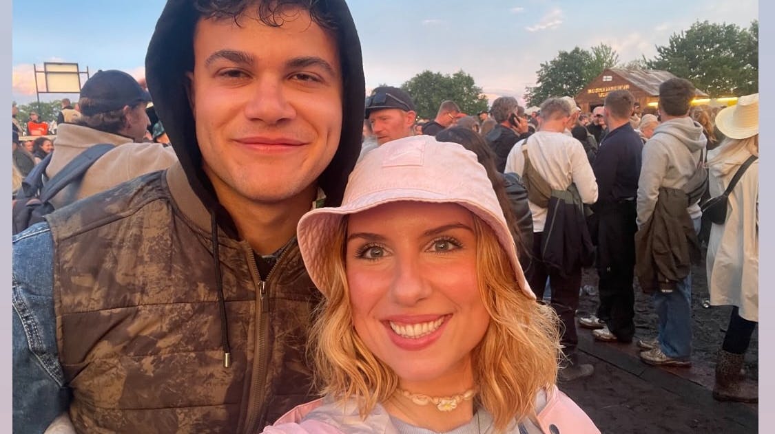 Carlos og Miri-Ann er 21 og 33 år.