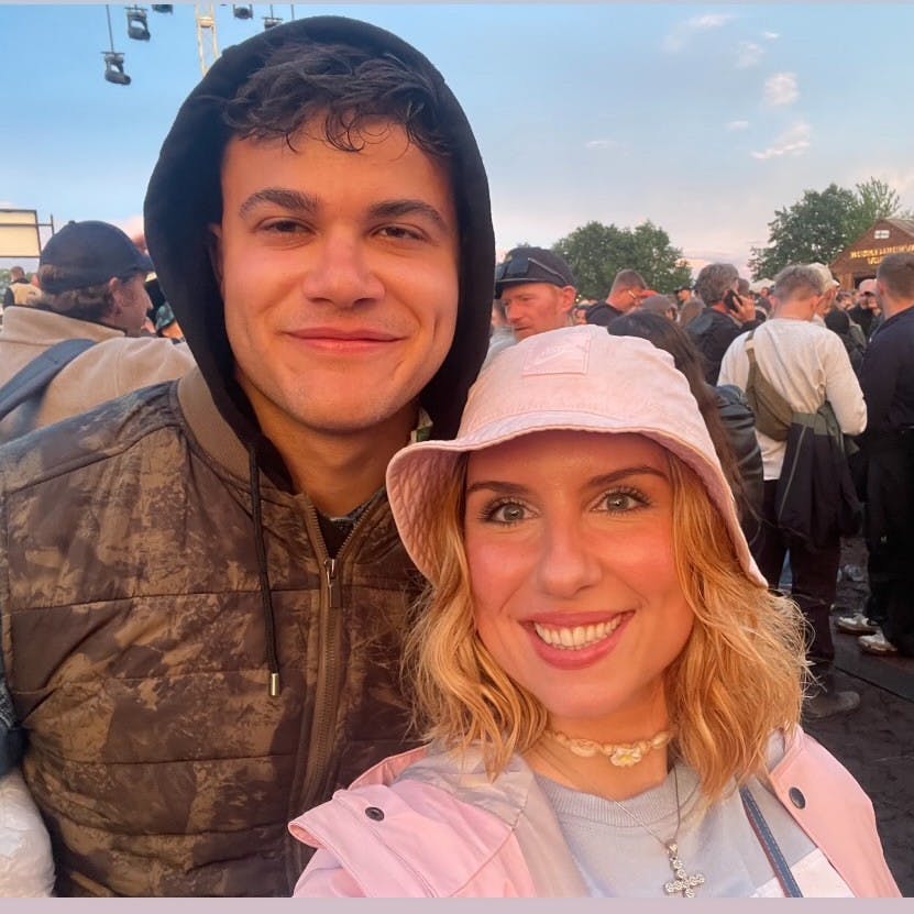 Carlos og Miri-Ann er 21 og 33 år.