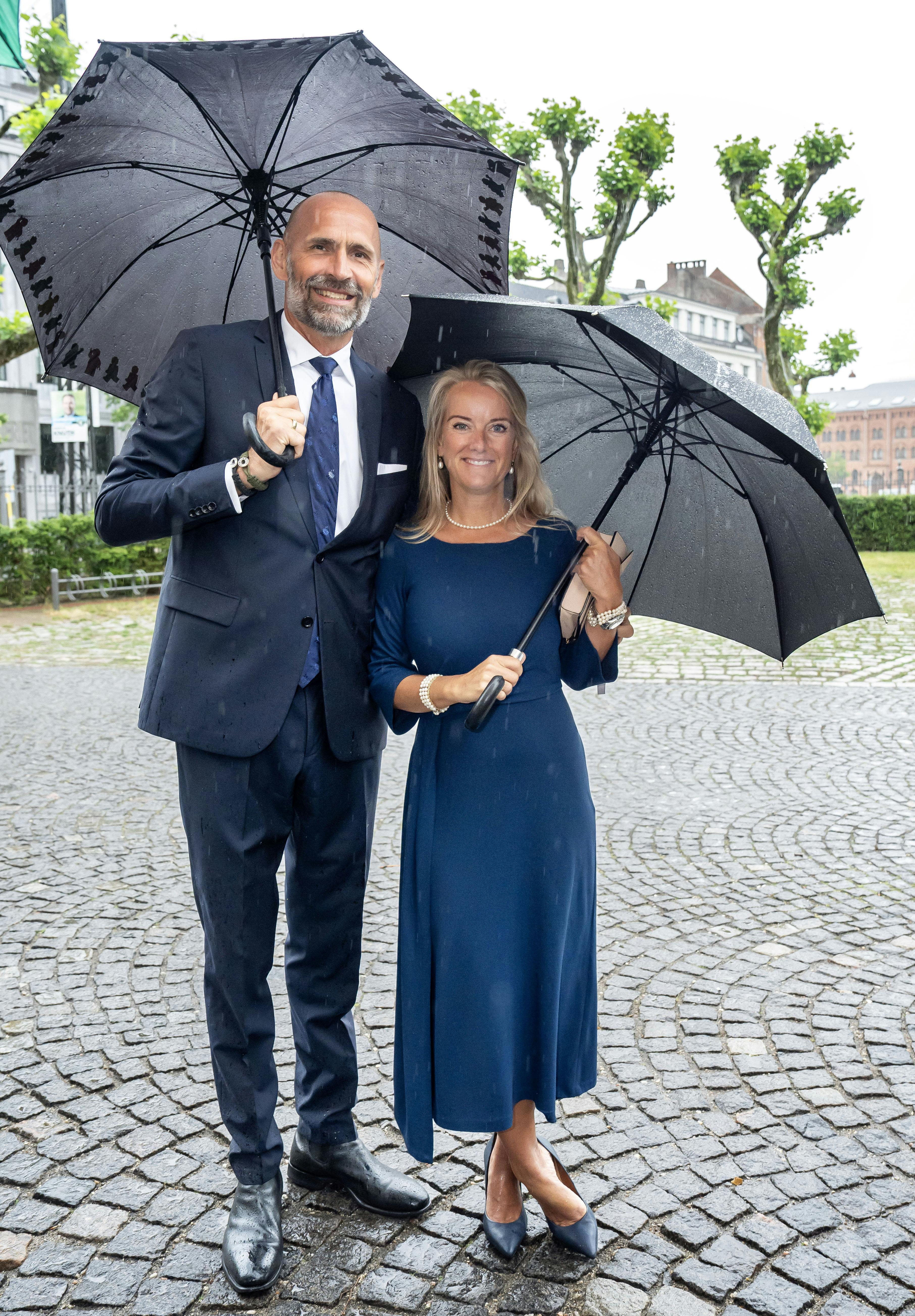 Der er masser at smile over hos Vermund-parret. Nu ejer de en villa, der er så tæt på vandet, at deres post nærmest skal leveres med båd.