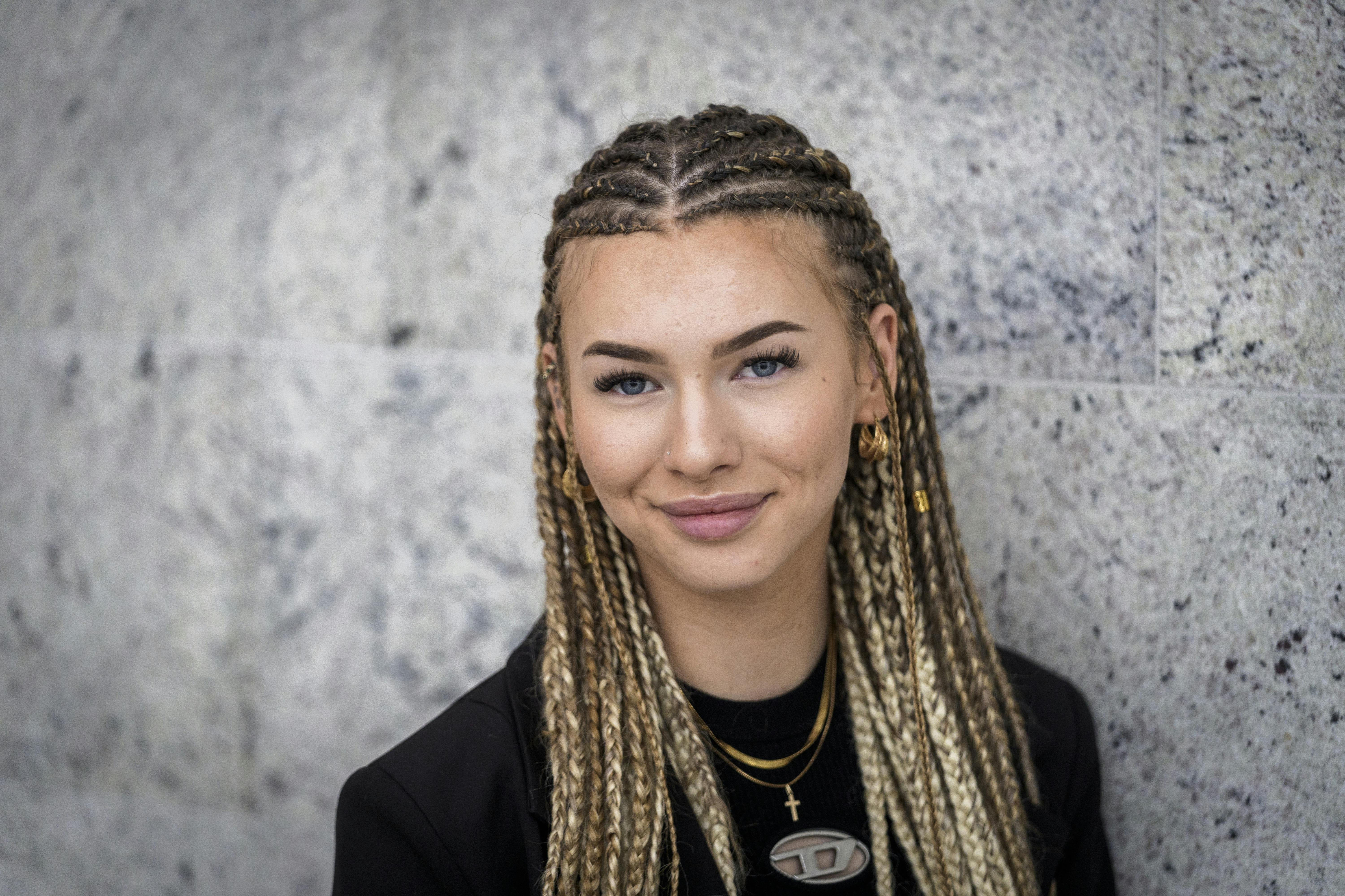Mathilde Caffey har god grund til at smile stort for tiden - hun skal nemlig giftes, fortæller sangfuglen på Instagram.