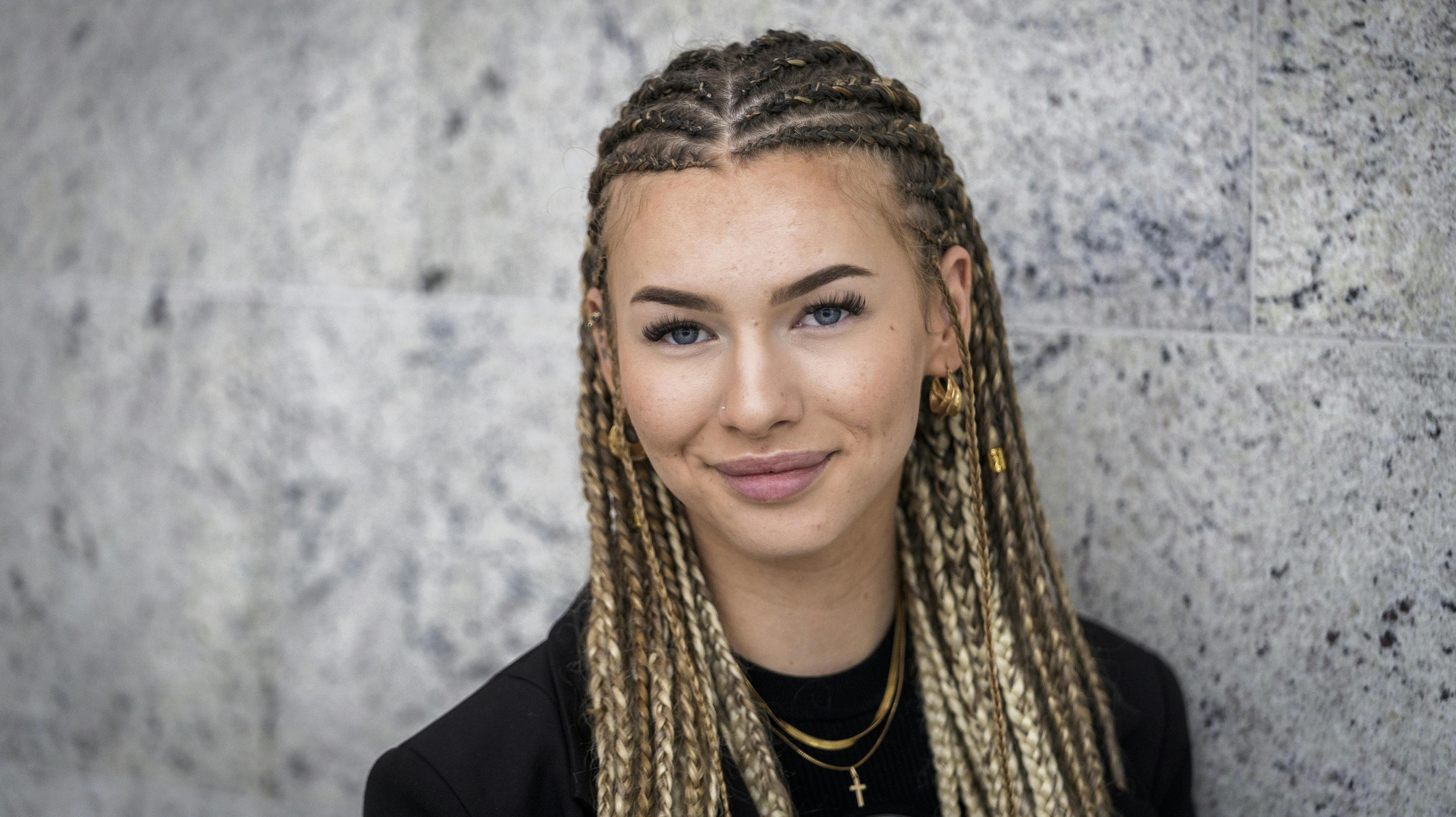 Mathilde Caffey har god grund til at smile stort for tiden - hun skal nemlig giftes, fortæller sangfuglen på Instagram.