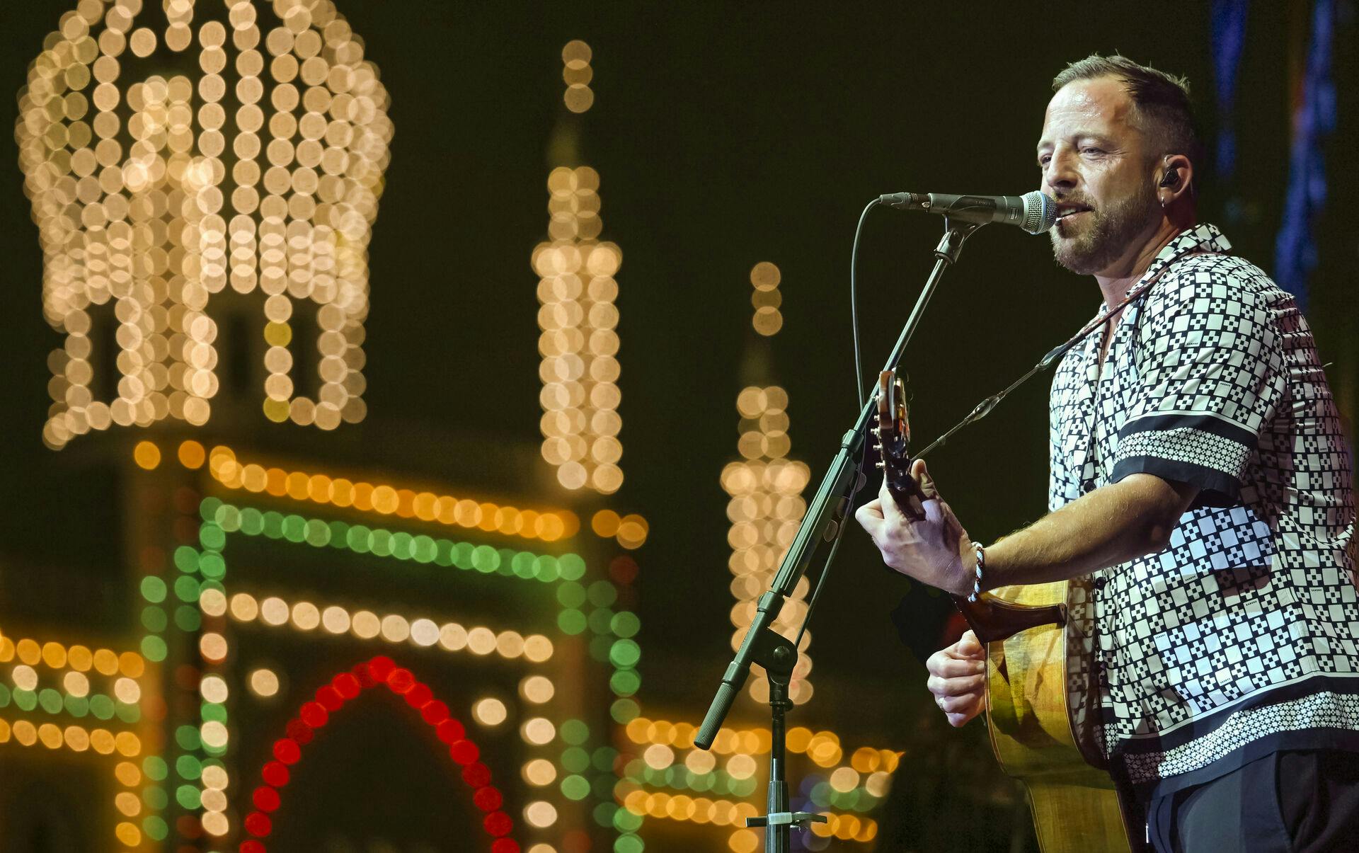 Da James Morrison sidste måned spillede på plænen i Tivoli, var der ekstra fint selskab. 