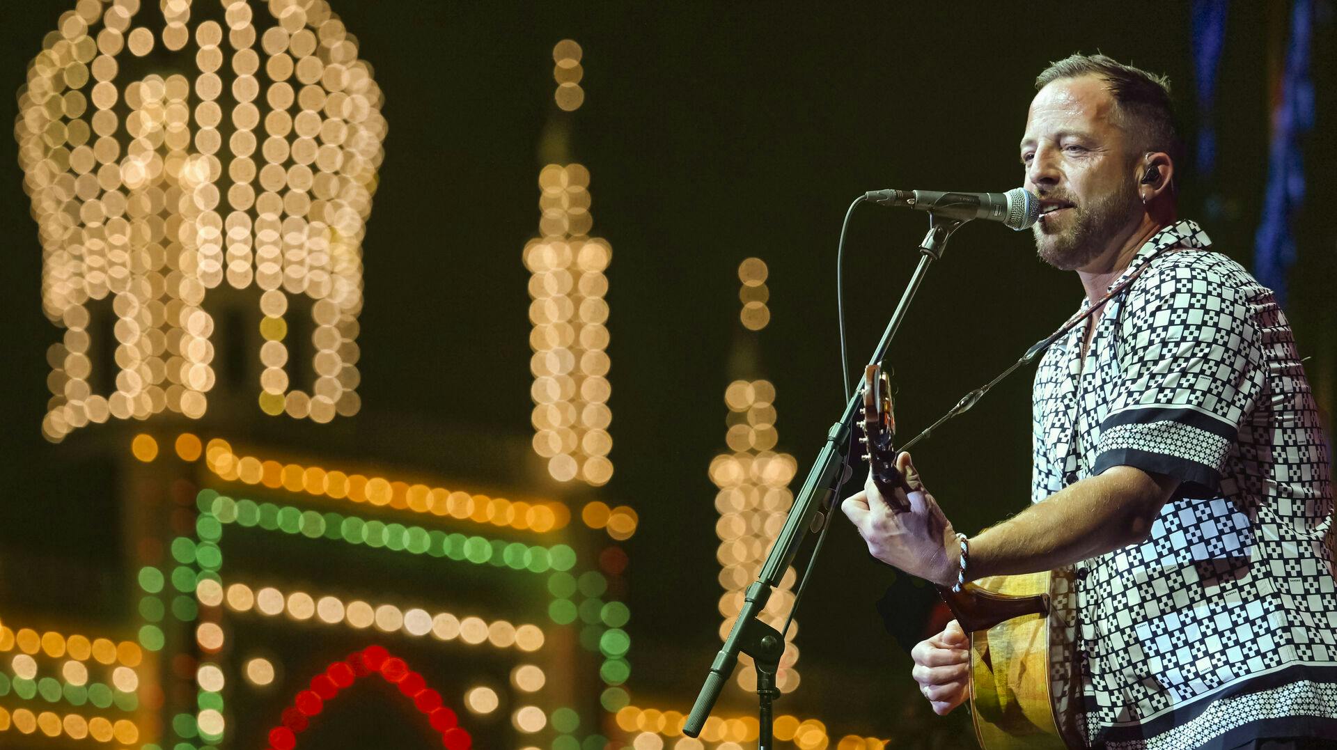 Da James Morrison sidste måned spillede på plænen i Tivoli, var der ekstra fint selskab.