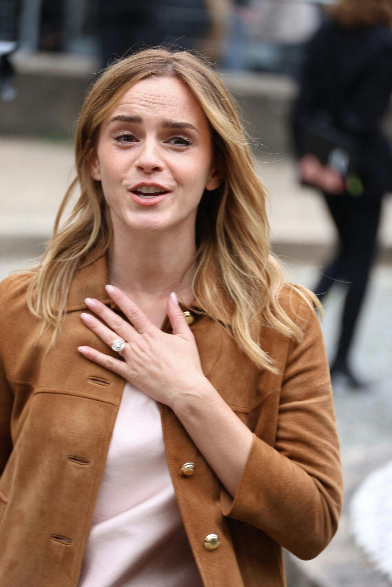 Emma Watson havde ekstra bling på, da hun dukkede op til den parisiske modeuge. 