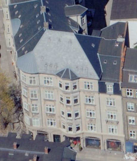 Det er i denne Frederiksberg-bygning, at hun nu har købt en lejlighed.