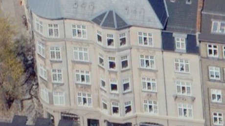 Det er i denne Frederiksberg-bygning, at hun nu har købt en lejlighed.