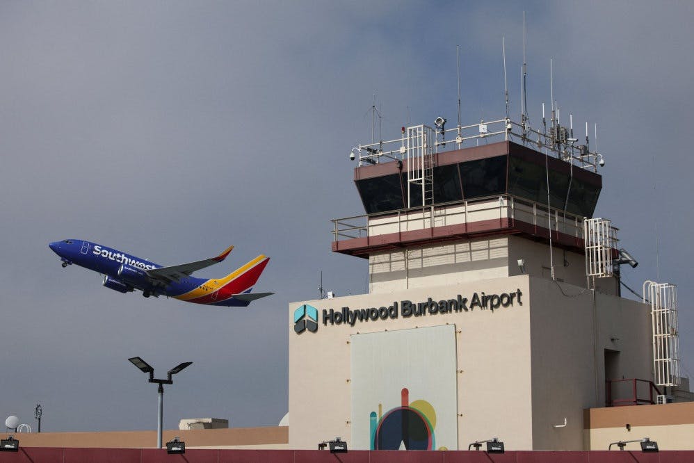 Et fly letter tirsdag fra Hollywood Burbank lufthavn i Californien. Mandag foregik flytrafikken i flere timer uden bemanding i kontroltårnet på grund af mangel på medarbejdere. - Foto: Daniel Cole/Reuters