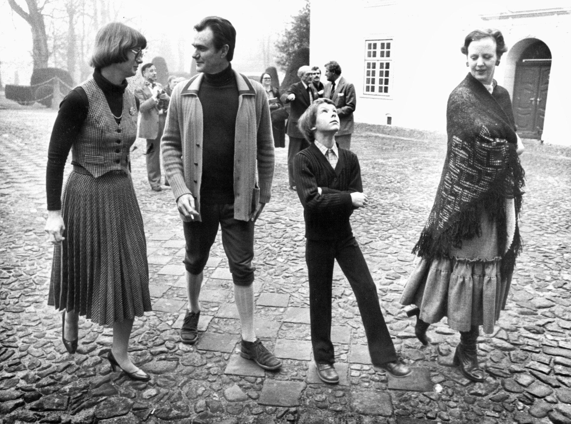 Karin Schack ses her med prins Henrik, dronning Margrethe og en meget ung prins Joachim.