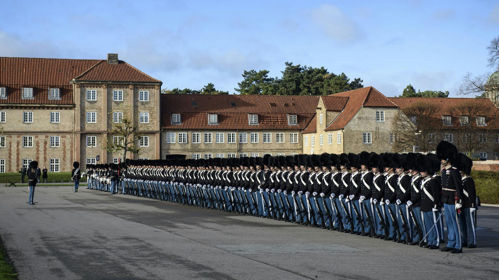 Dronning Margrethe besøgte onsdag den 18. november 2015 Livgardens Kaserne i Gothersgade. Her uddelte hun " Hendes Majestæts Dronningens Ur" til garder Klaus Fredhøj.