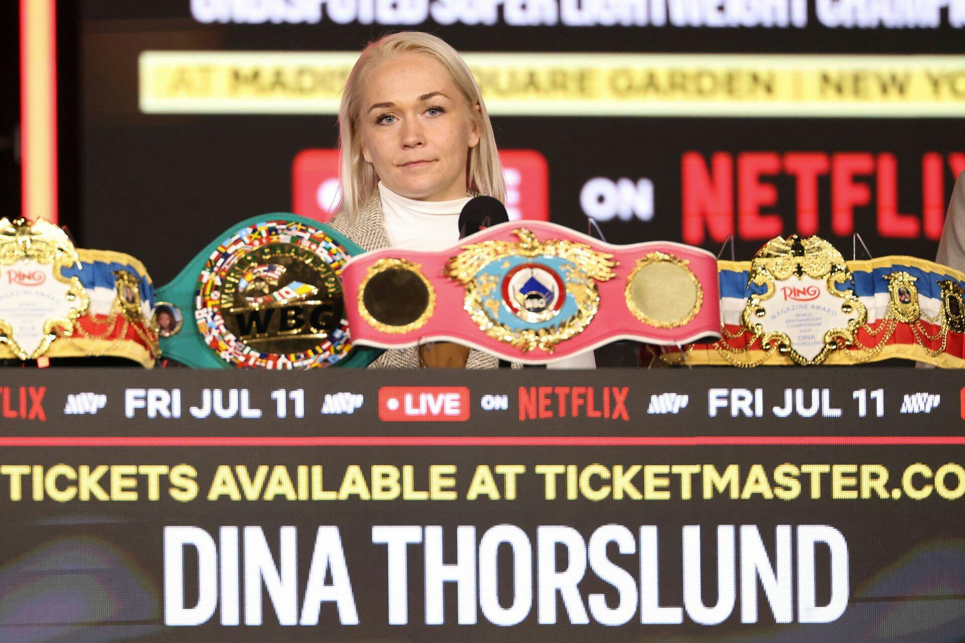 Dina Thorslund med sine mange bælter foran sig - dem vil hun gerne vinde tilbage, og det skal helst være så hurtigt som muligt.