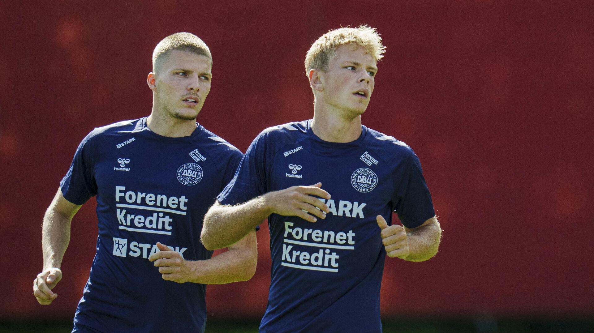 Lucas Høgsberg (til højre, red) har repræsenteret det danske A-landshold to gange.