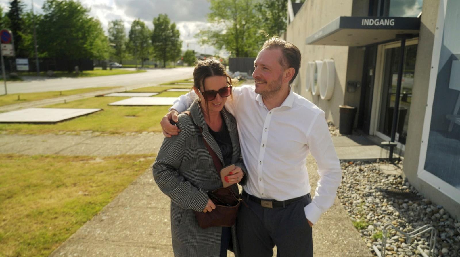 Mette Overmark, 44, og Thomas Clausen, 48, blev af praktiske årsager skilt 31. august, fordi de ikke ville betragtes som havende fællesøkonomi. For en måned siden trak de så også stikket på kæresteforholdet. Og dog ...