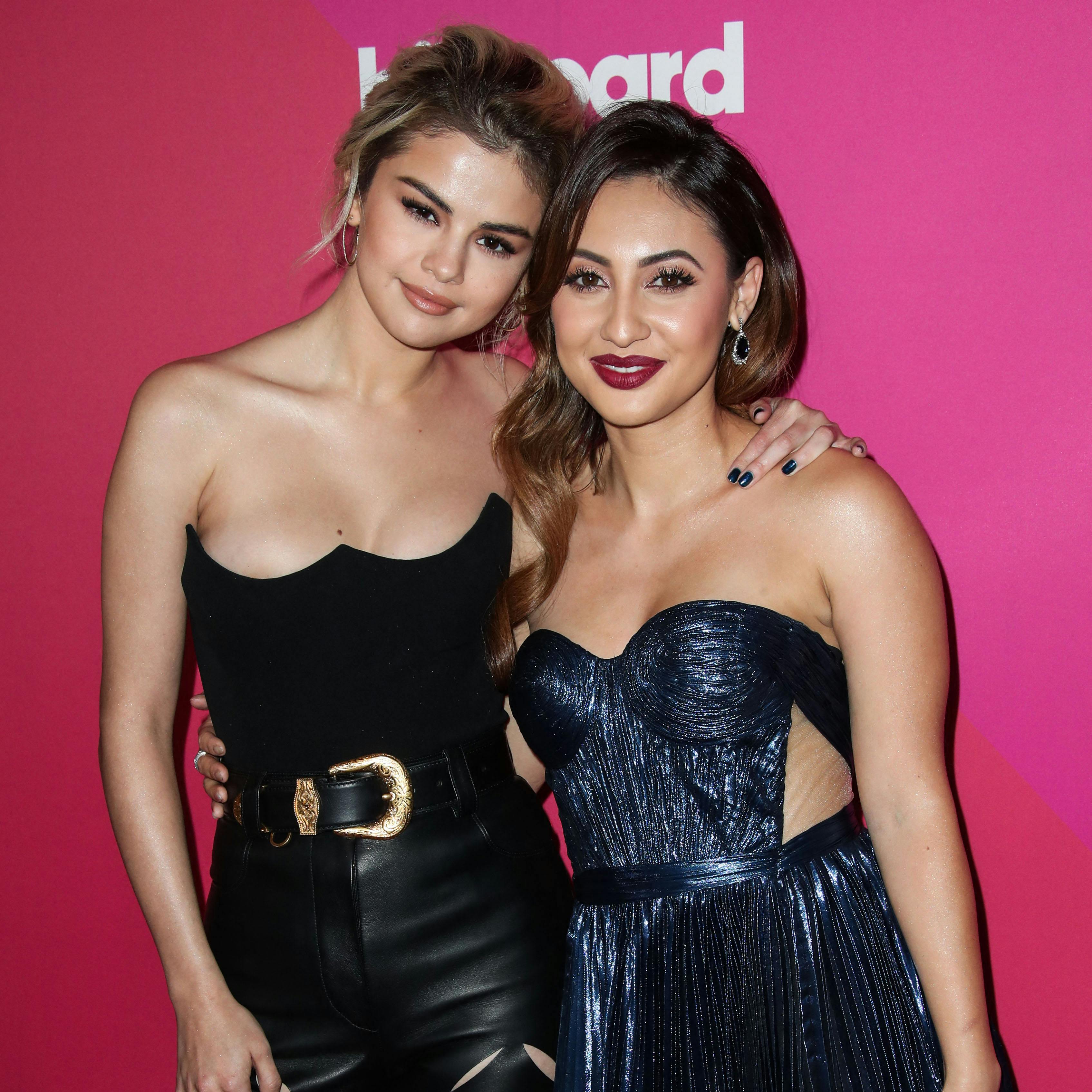 En af de sidste gange, de tidligere veninder Selena Gomez og Francia Raisa blev fotograferet sammen, var ved arrangementet "Women in Music" holdt af Billboard i 2017. Her holdt de to skuepsillerinden kærligt om hinanden.