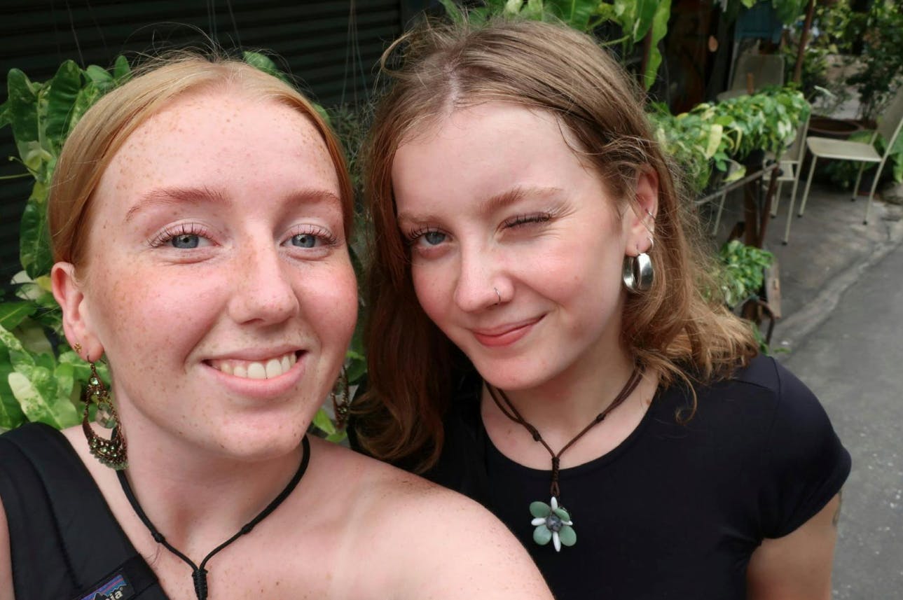 20-årige Anne-Sofie Ørkild Coyman og 21-årige Freja Vennervald Sørensen tog afsted på tog drømmerejsen til Østen 27. august sidste år. Tre måneder senere døde begge piger under msytiske omstændigheder i byen Vang Vieng i Laos.