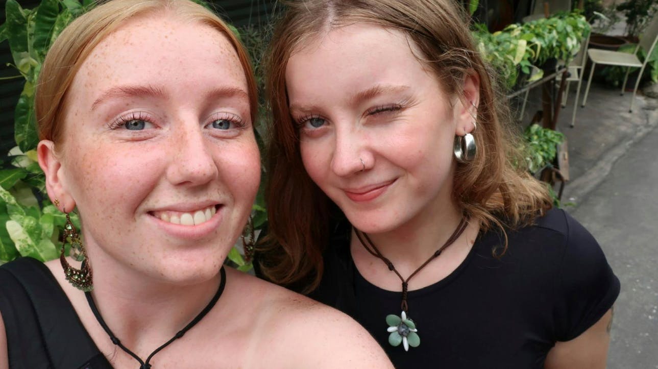 20-årige Anne-Sofie Ørkild Coyman og 21-årige Freja Vennervald Sørensen tog afsted på tog drømmerejsen til Østen 27. august sidste år. Tre måneder senere døde begge piger under msytiske omstændigheder i byen Vang Vieng i Laos.