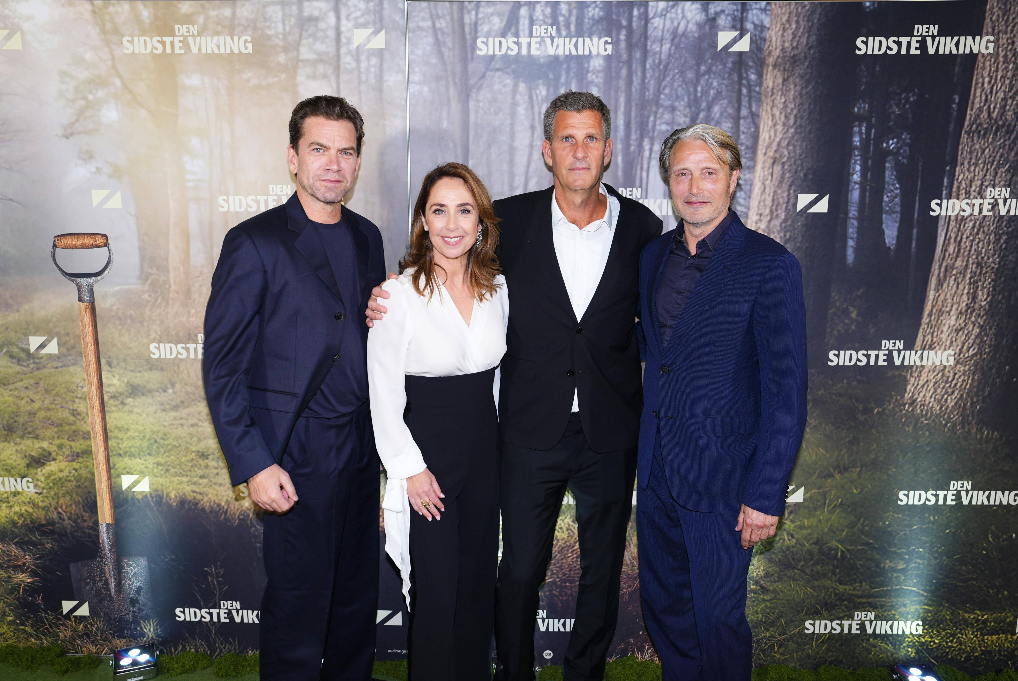 Nikolaj Lie Kaas, Sofie Gråbøl, intruktør Anders Thomas Jensen og Mads Mikkelsen roses for "Den sidste viking" kort efter den danske gallapremiere.